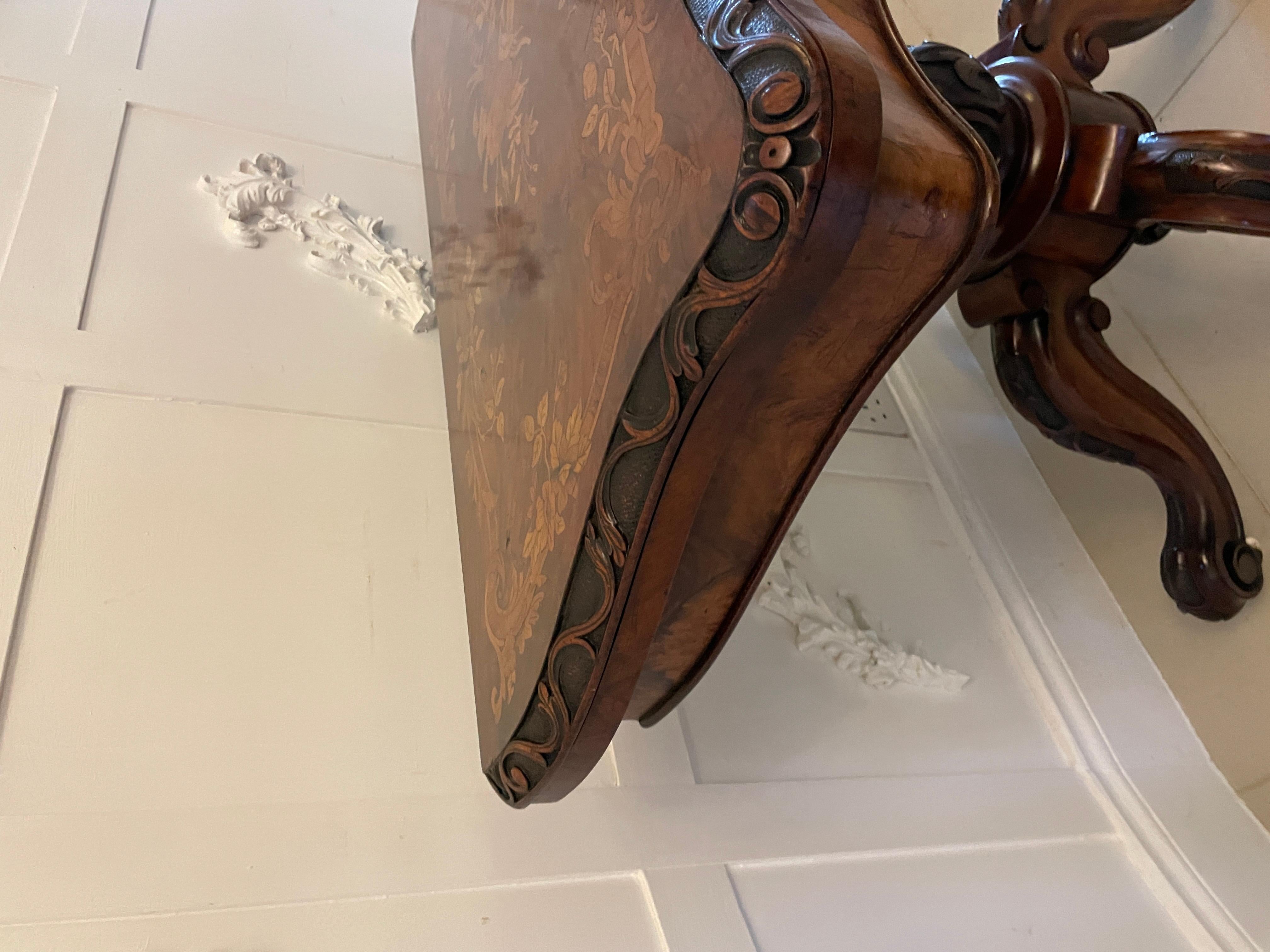 Table console ancienne de qualité exceptionnelle en ronce de noyer incrustée de marqueterie florale en vente 7