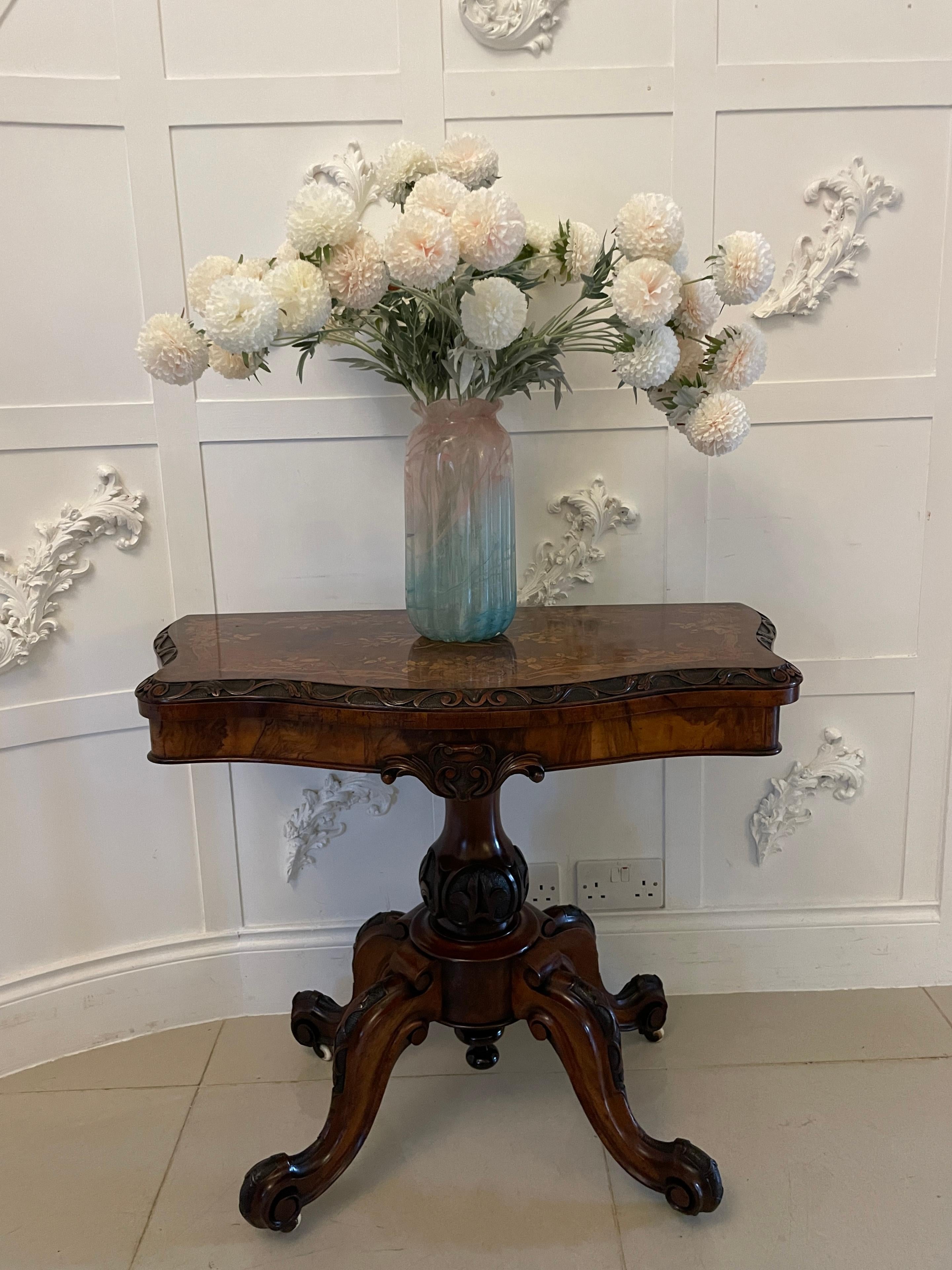 Table à cartes/console de qualité exceptionnelle en ronce de noyer victorienne incrustée de marqueterie florale 
Le plateau en ronce de noyer de forme serpentine est d'une qualité exceptionnelle.  La partie supérieure est incrustée de marqueterie