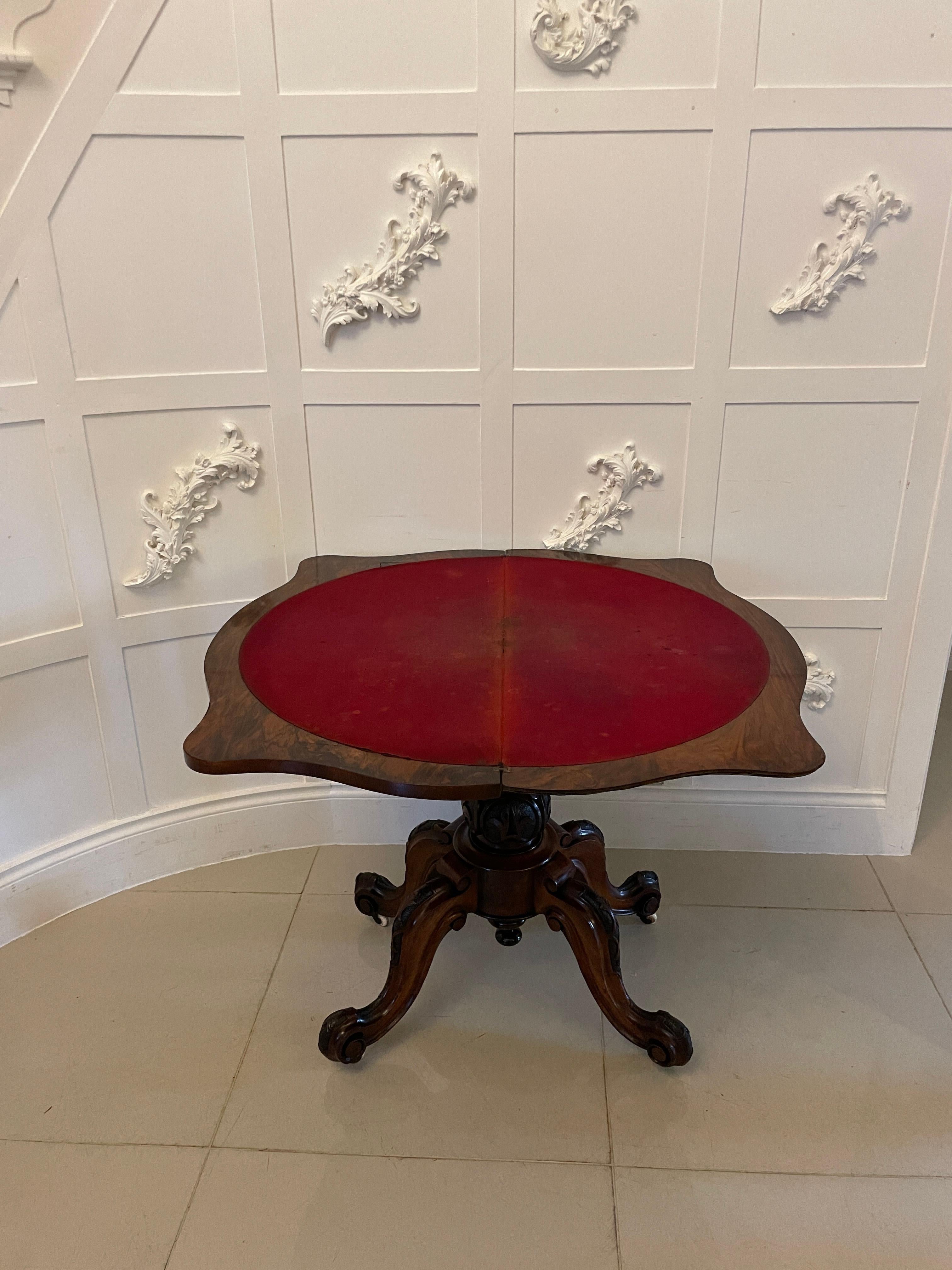 Incrusté Table console ancienne de qualité exceptionnelle en ronce de noyer incrustée de marqueterie florale en vente