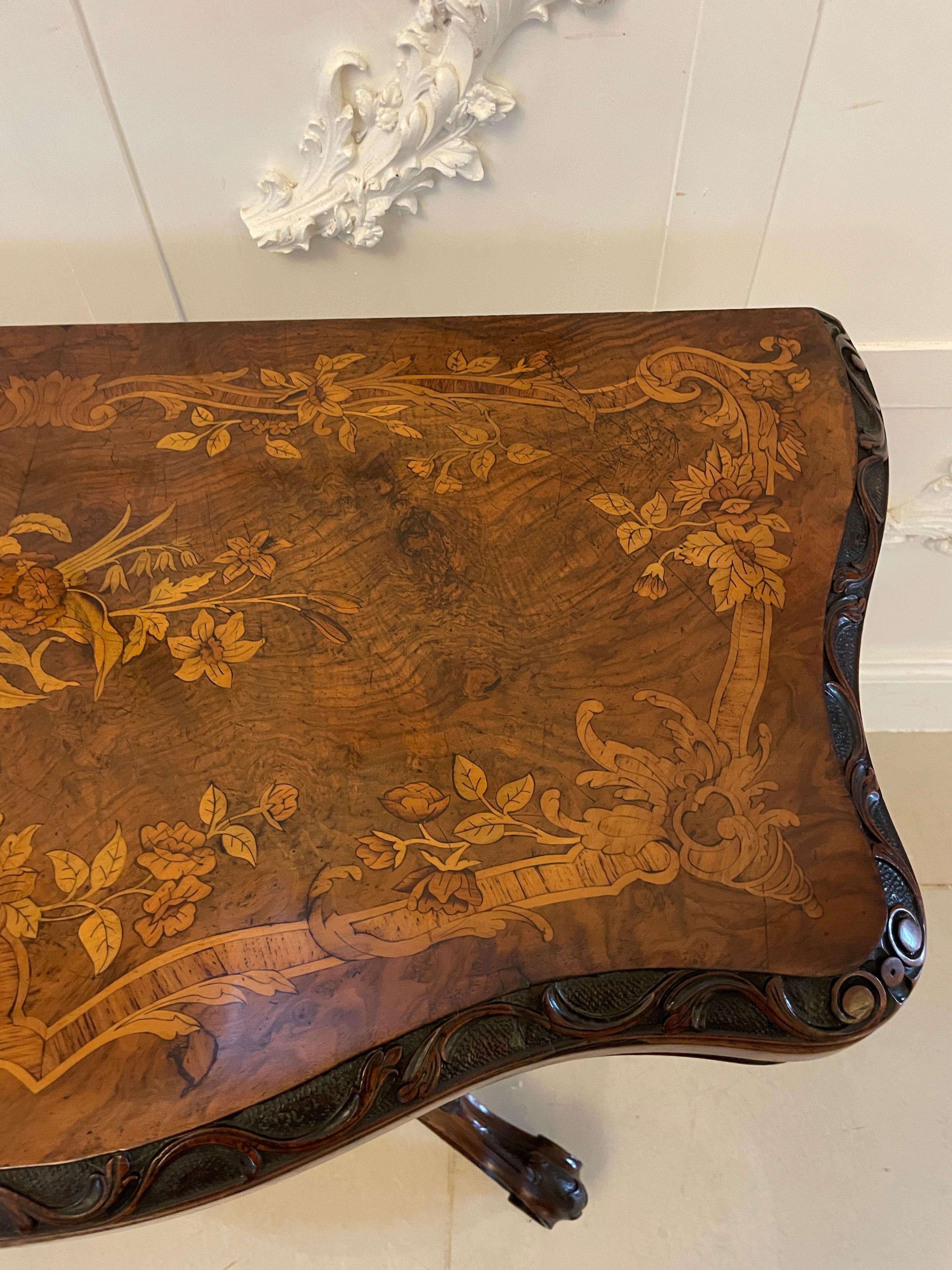 XIXe siècle Table console ancienne de qualité exceptionnelle en ronce de noyer incrustée de marqueterie florale en vente