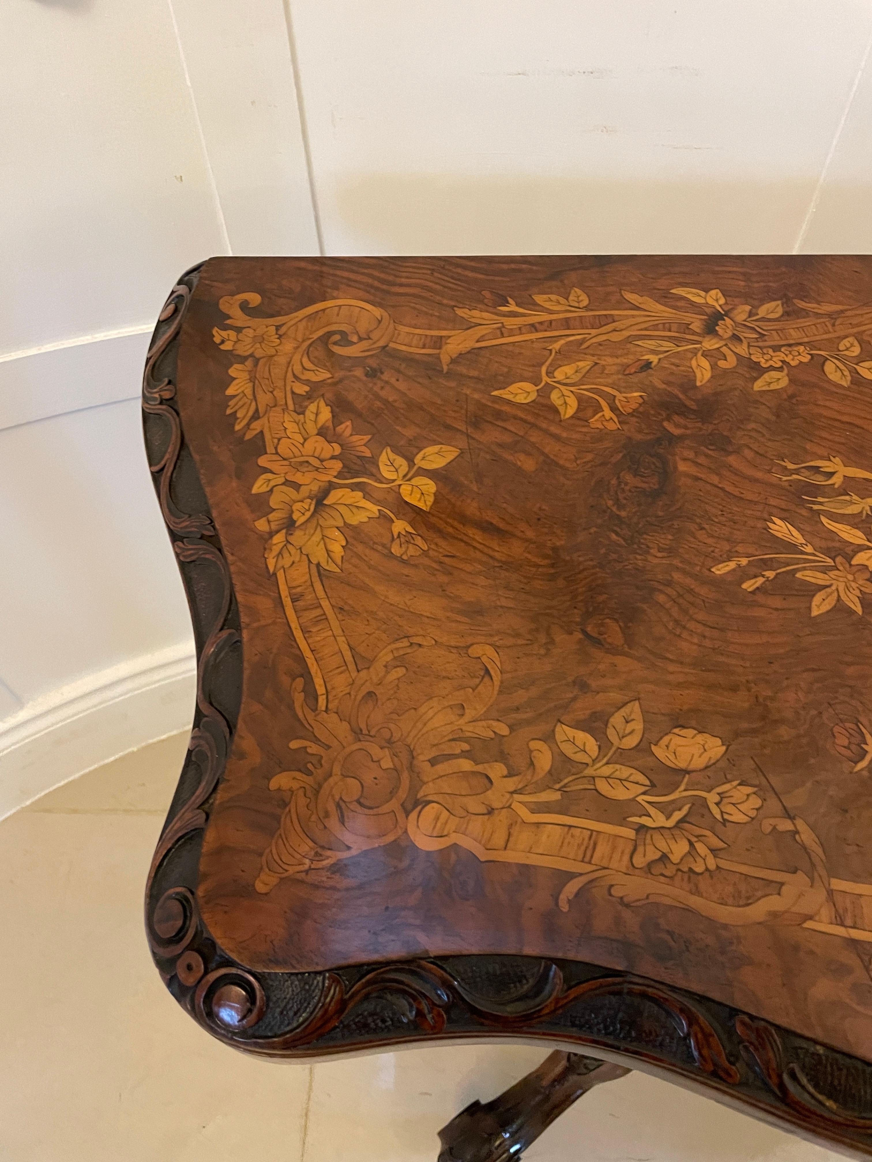 Noyer Table console ancienne de qualité exceptionnelle en ronce de noyer incrustée de marqueterie florale en vente
