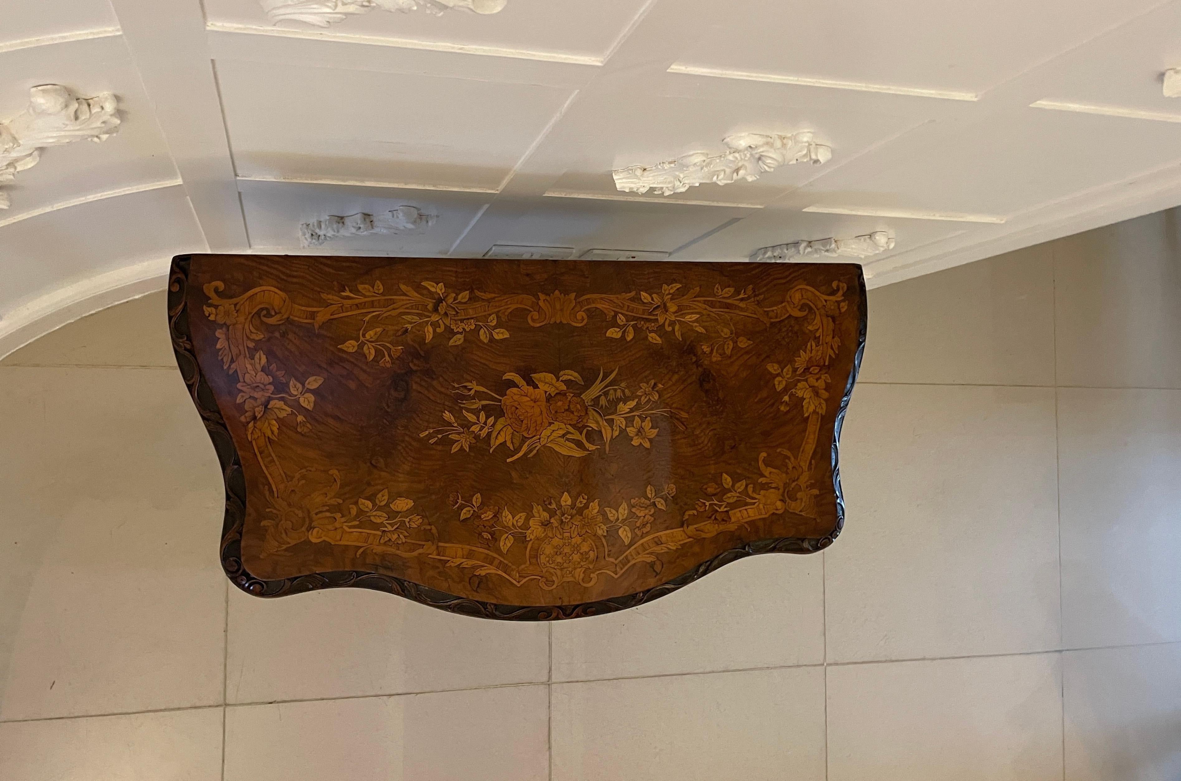 Table console ancienne de qualité exceptionnelle en ronce de noyer incrustée de marqueterie florale en vente 1