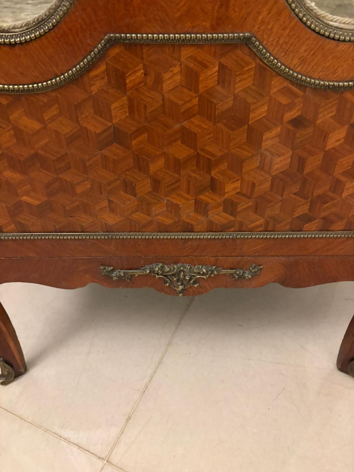 XIX secolo Vetrina con intarsio e ormeggio francese di qualità eccezionale in vendita