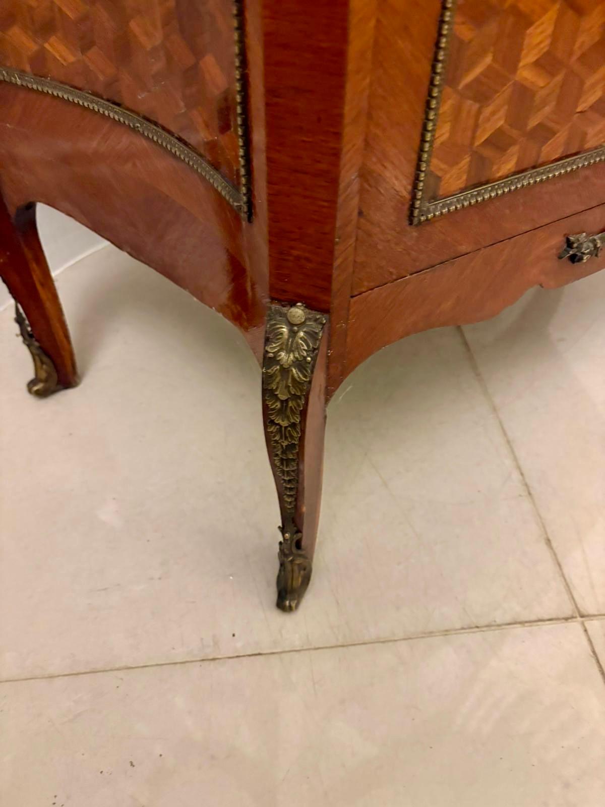 Similoro Vetrina con intarsio e ormeggio francese di qualità eccezionale in vendita