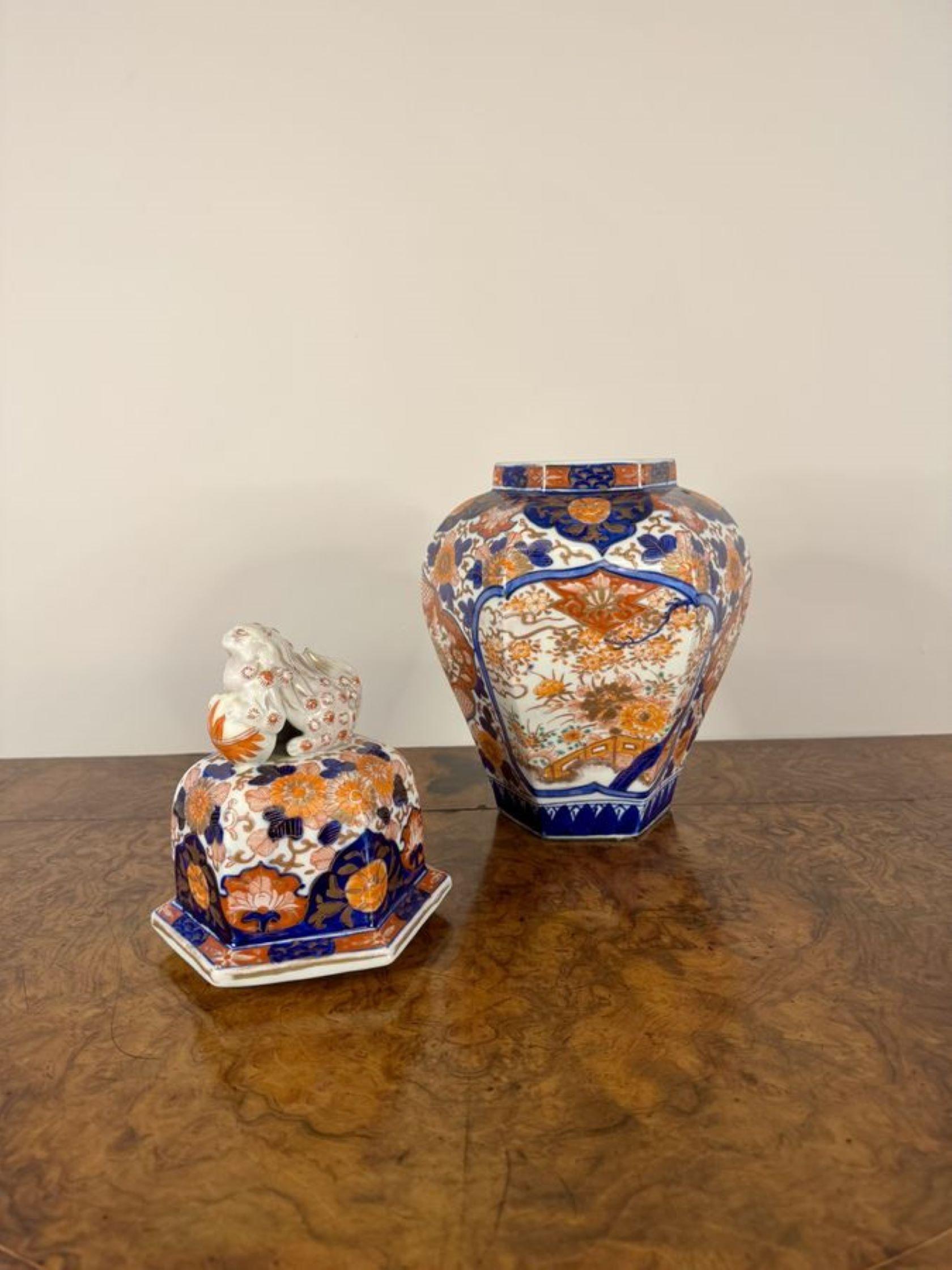 Exceptionnel vase balustre octogonal japonais Imari de qualité exceptionnelle et son couvercle, surmonté d'un fleuron Kylin au sommet, avec un corps de forme octogonale décoré de gerbes florales de qualité peintes à la main dans de superbes couleurs