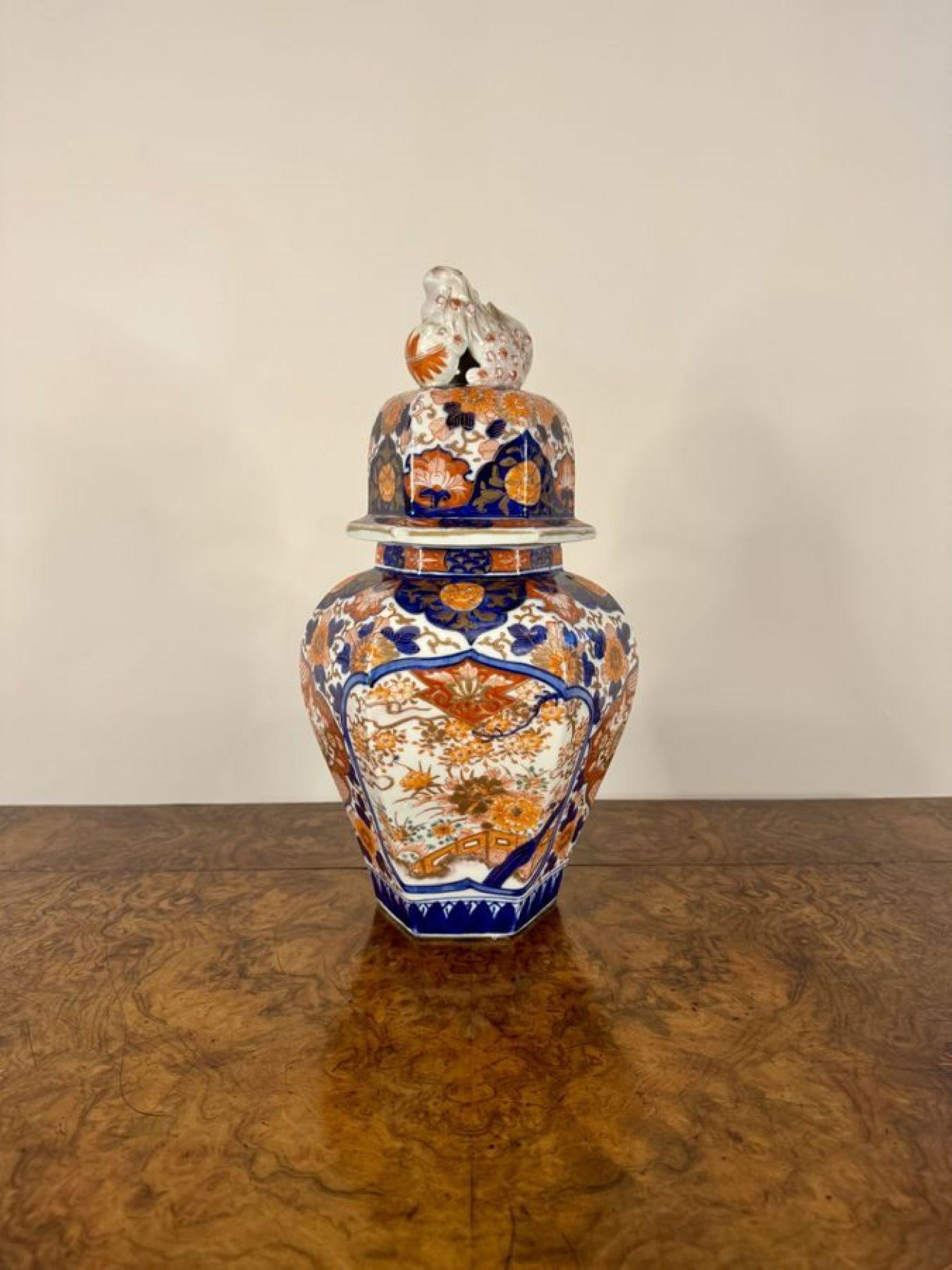 Vase et couvercle balustres octogonaux japonais imari d'une qualité exceptionnelle Bon état - En vente à Ipswich, GB