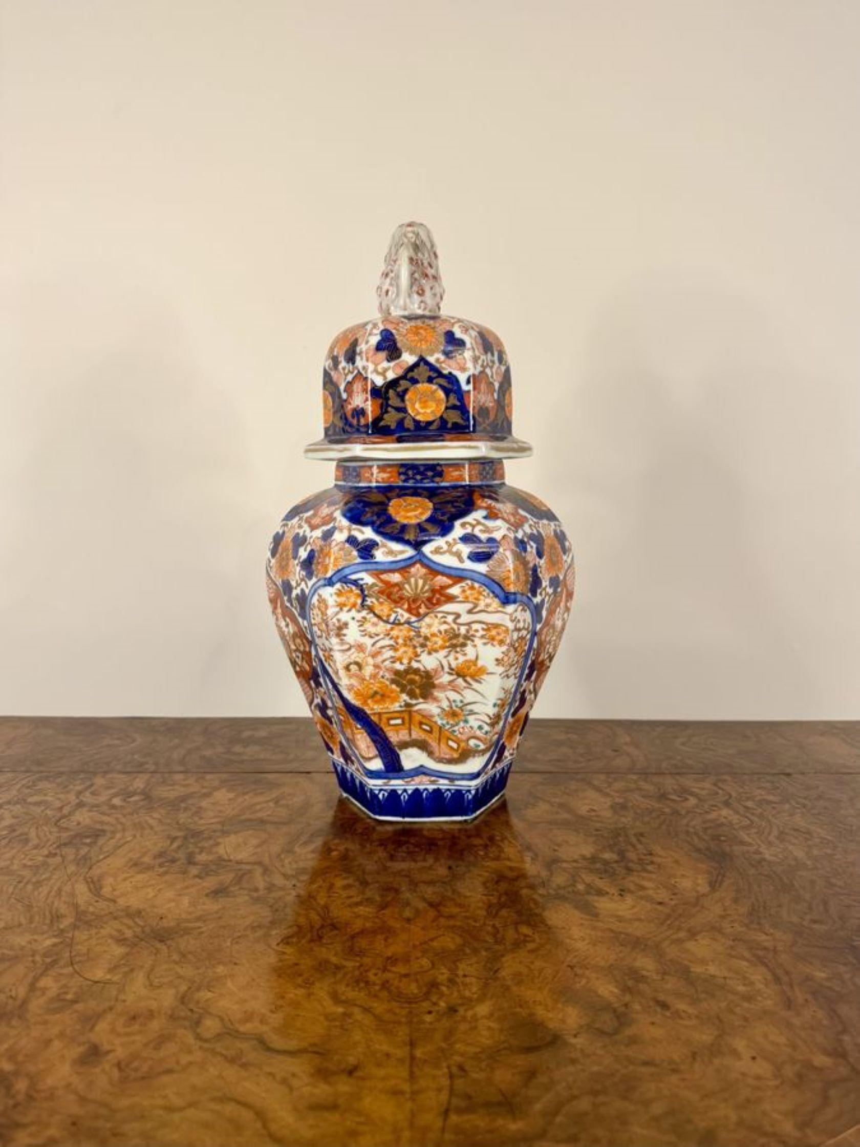 20ième siècle Vase et couvercle balustres octogonaux japonais imari d'une qualité exceptionnelle en vente