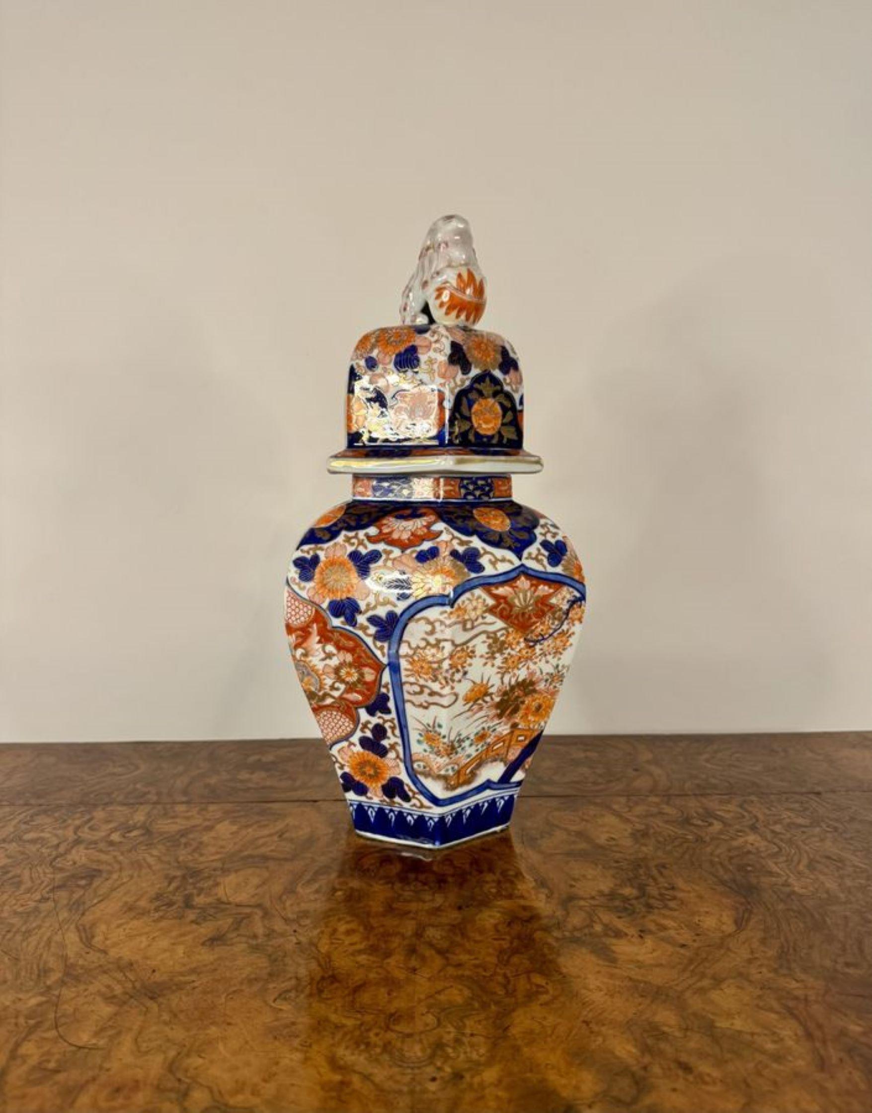 Vase et couvercle balustres octogonaux japonais imari d'une qualité exceptionnelle en vente 1