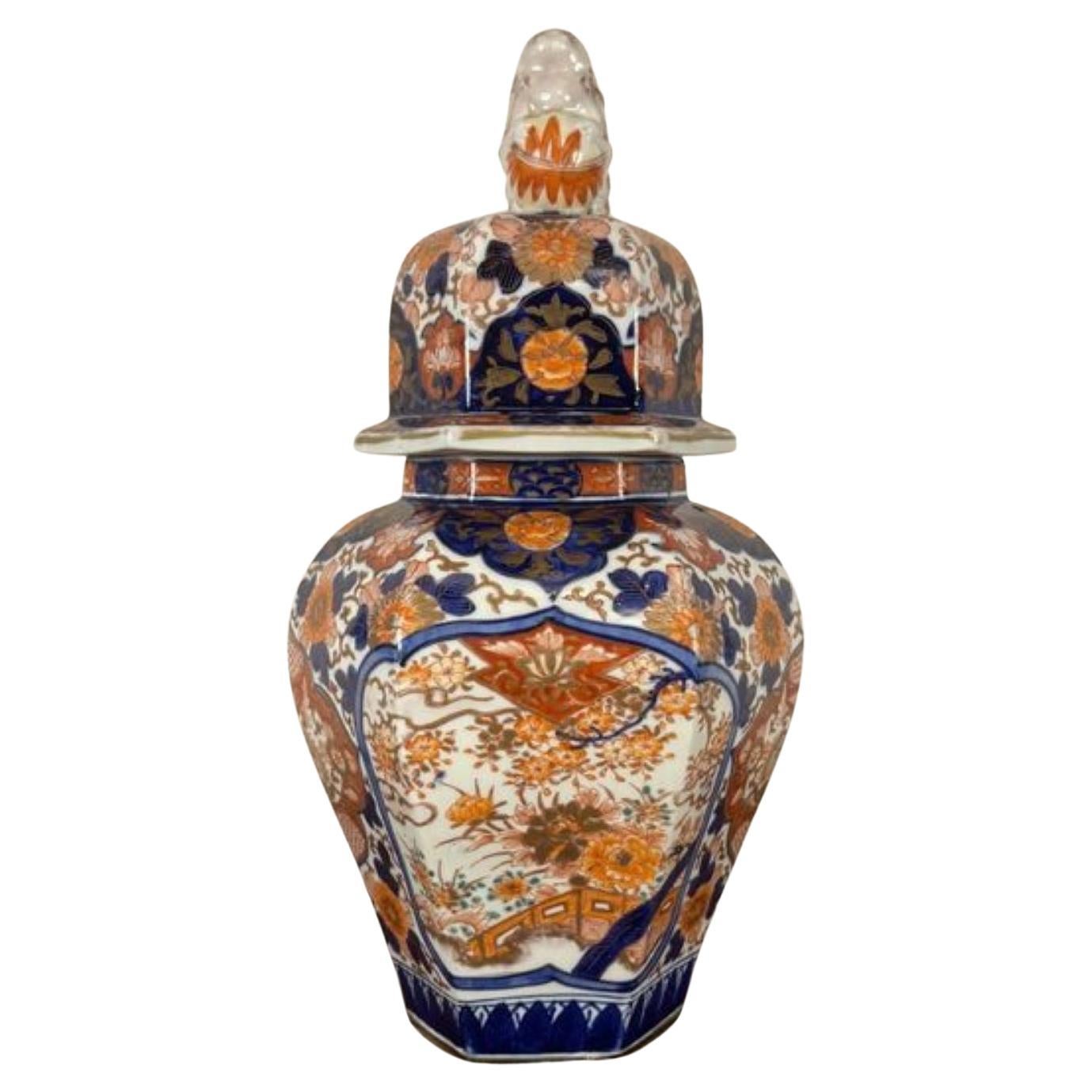 Vaso a balaustro ottagonale imari giapponese di eccezionale qualità e coperchio