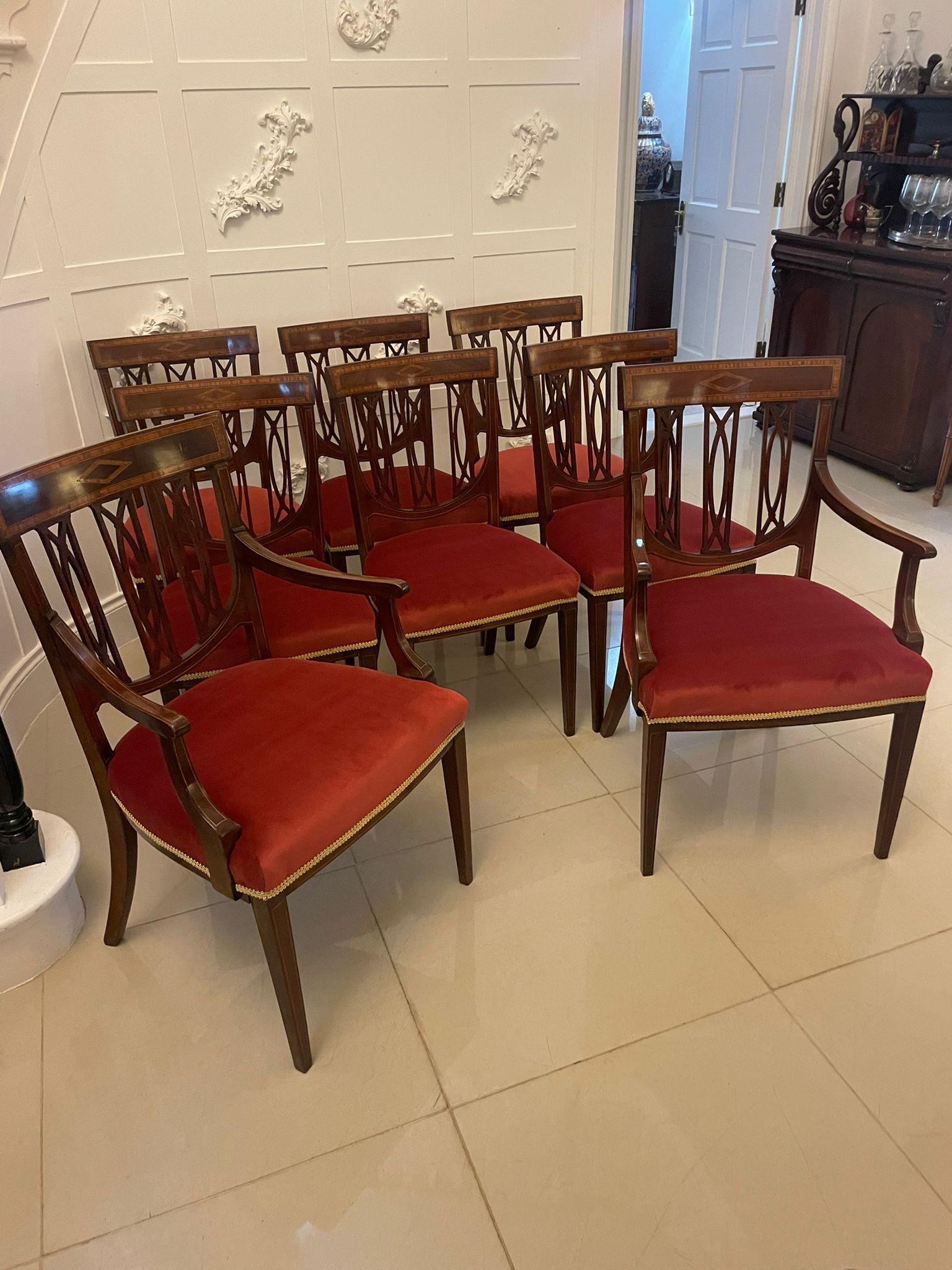Eccezionale set d'epoca di otto sedie da pranzo vittoriane in mogano intarsiato, composto da sei sedie singole e due a gomito, con attraenti piani curvi con graziosi intarsi in legno di raso, stecche aperte intagliate con schienali sagomati, le