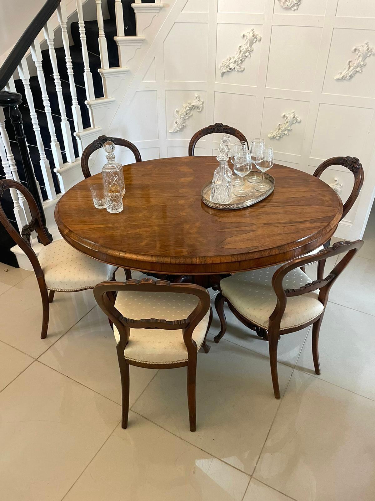 Table de salle à manger en palissandre de l'époque victorienne, d'une qualité exceptionnelle, avec un plateau ovale en palissandre à bord mouluré, une frise en palissandre soutenue par une jolie colonne à piédestal de forme, reposant sur quatre