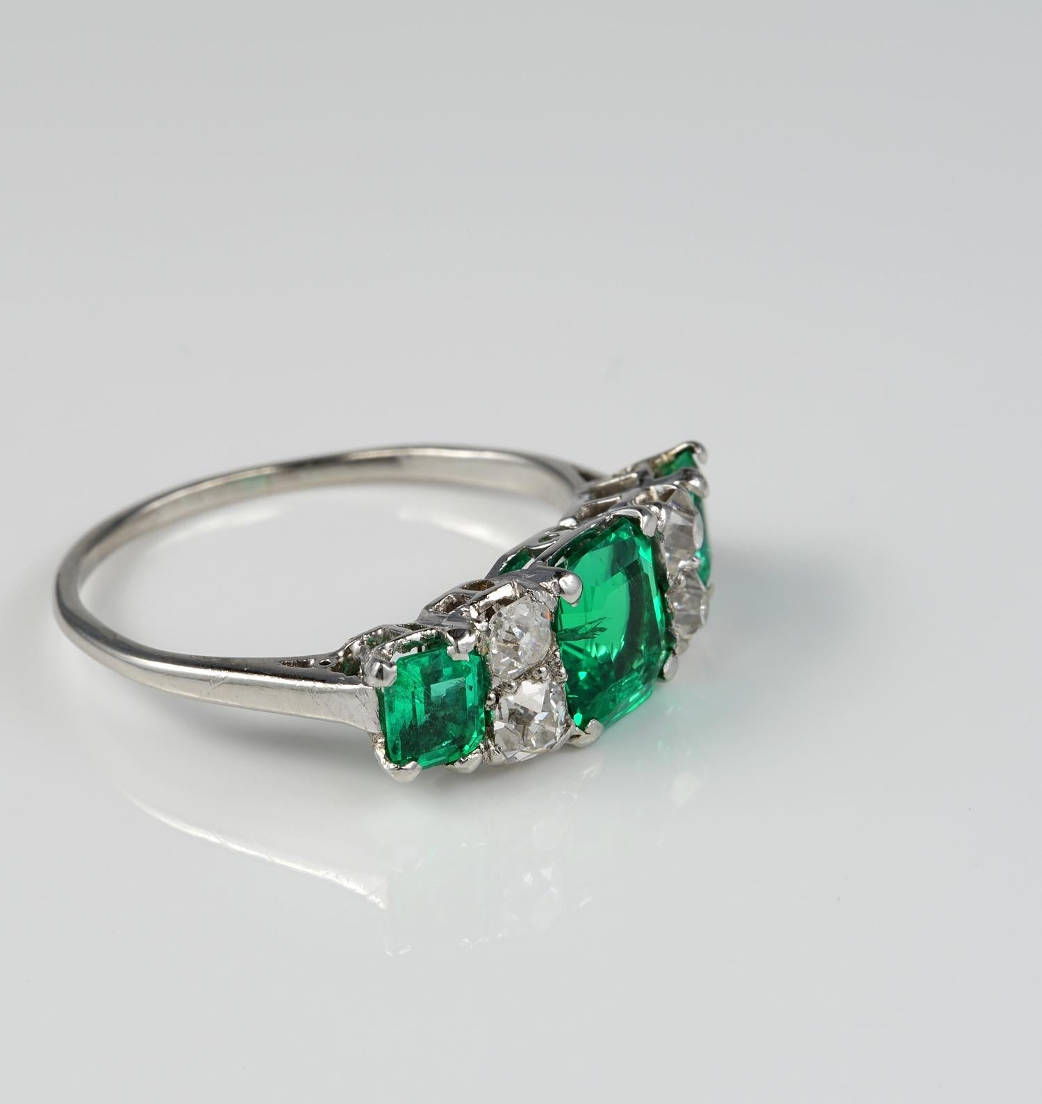 Exceptional Quality Art Deco Colombian Emerald Diamond Platinum Ring In Good Condition In Napoli, IT