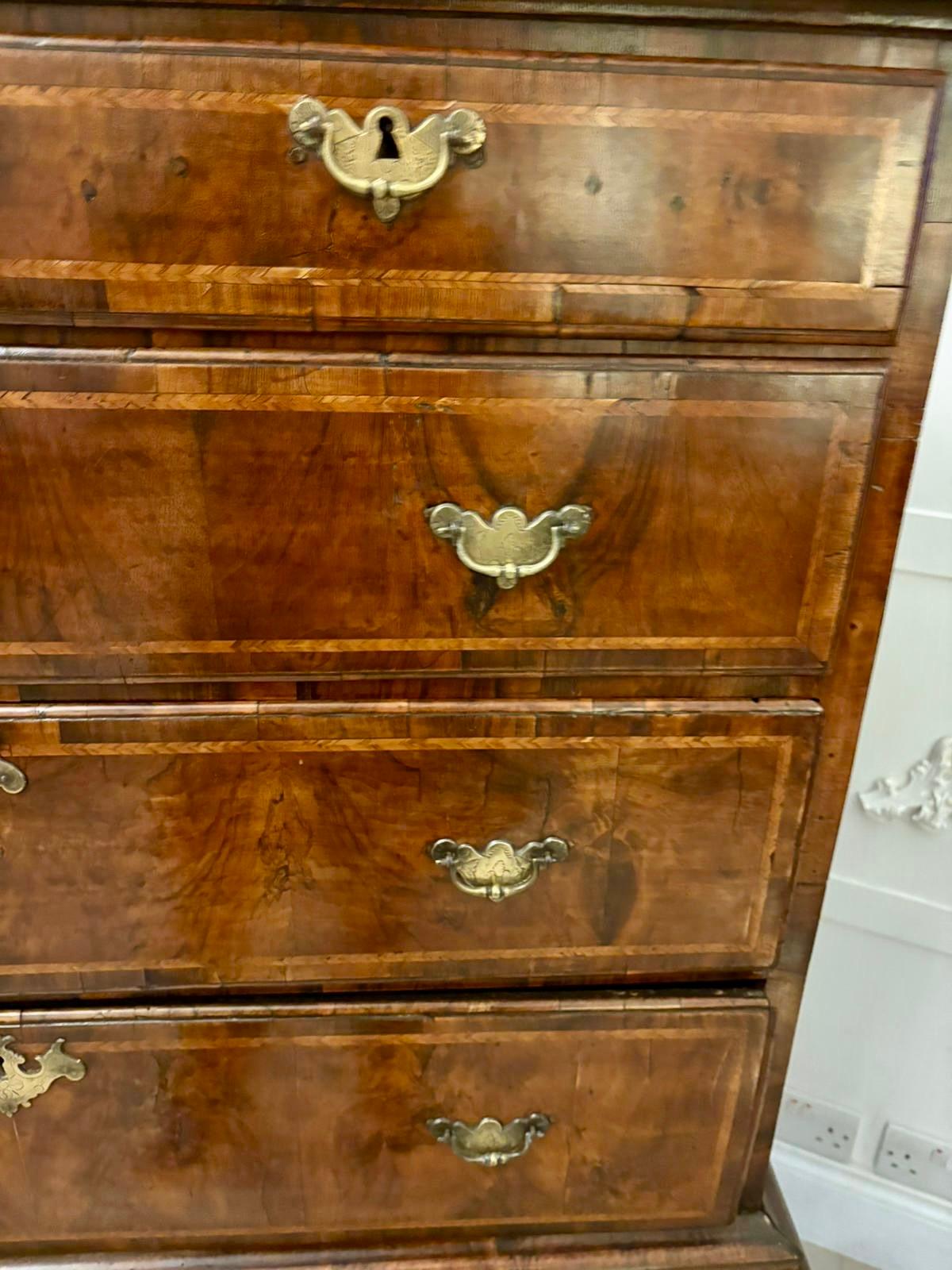 Arcón de nogal de excepcional calidad de principios del siglo XVIII de Jorge I sobre peana Inglés en venta