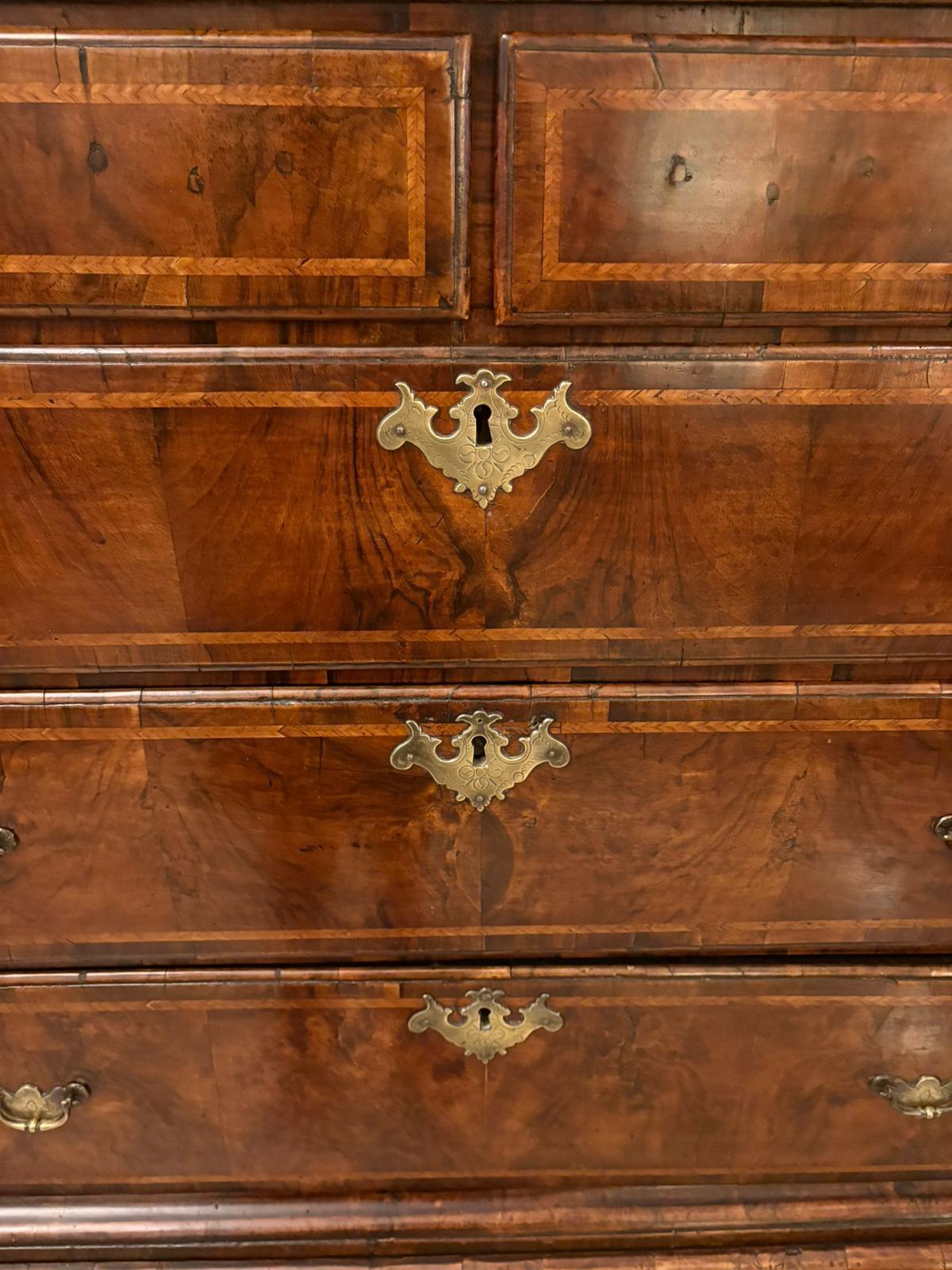 Arcón de nogal de excepcional calidad de principios del siglo XVIII de Jorge I sobre peana Nogal en venta