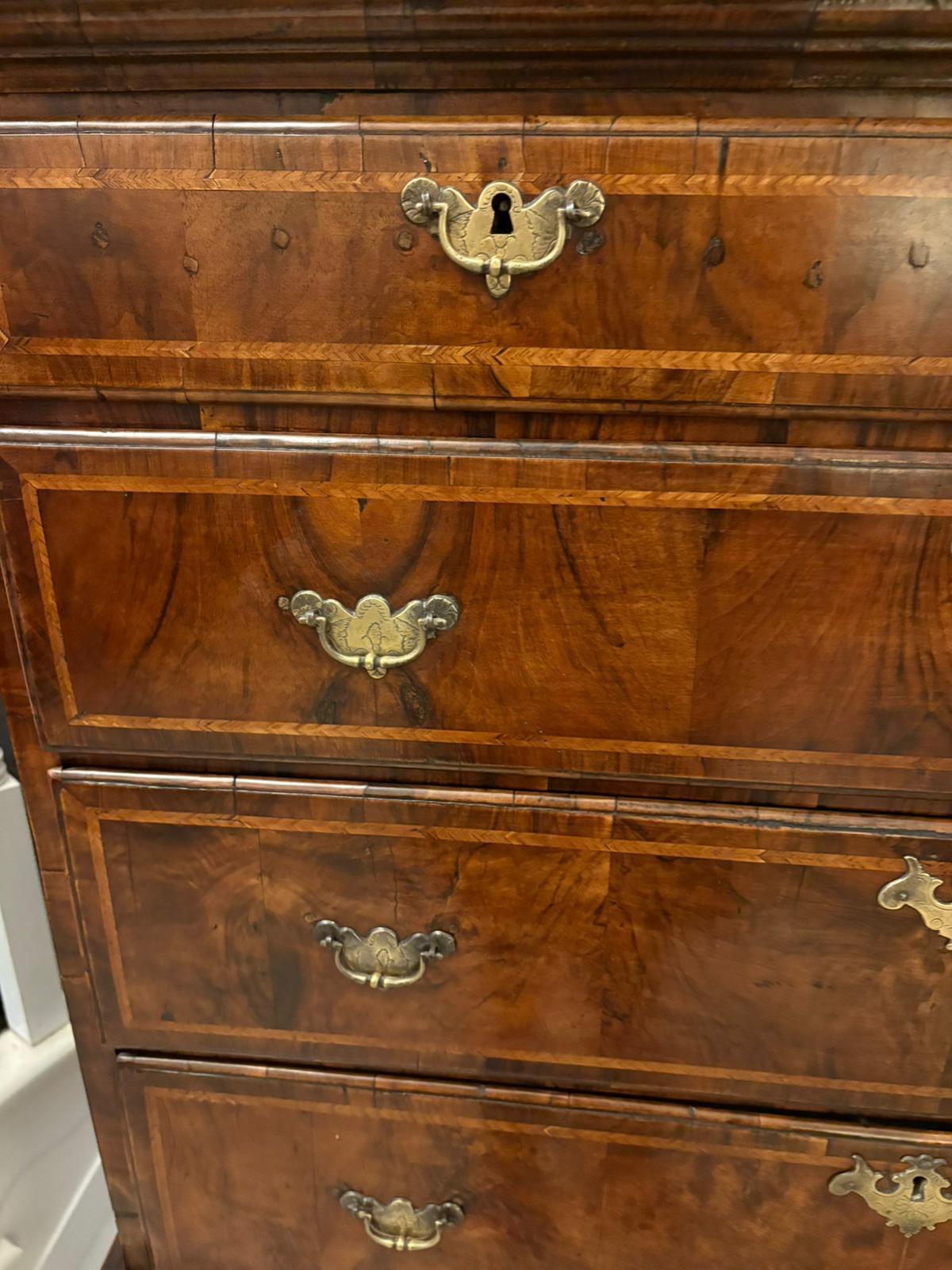 Arcón de nogal de excepcional calidad de principios del siglo XVIII de Jorge I sobre peana en venta 1