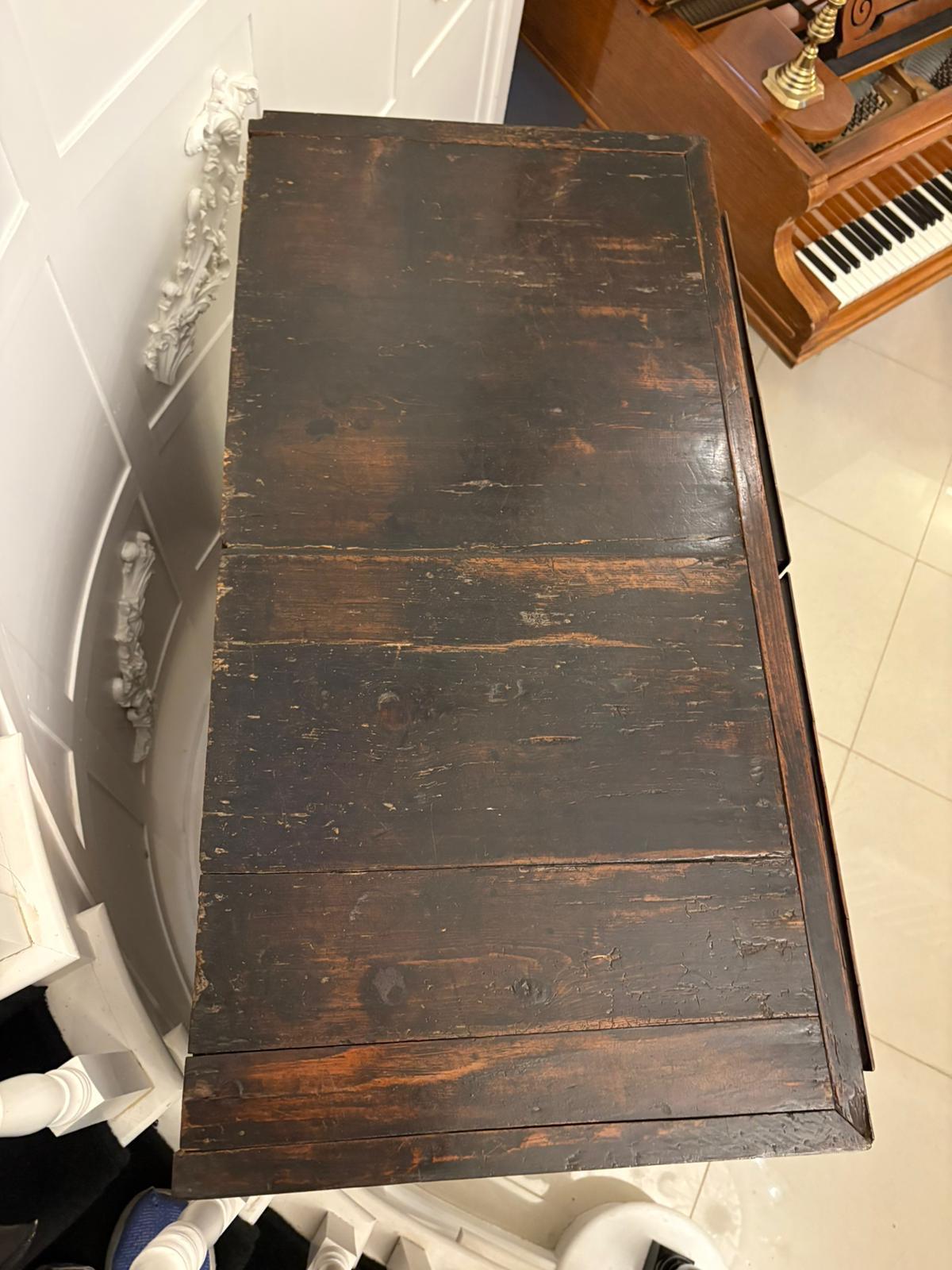 Arcón de nogal de excepcional calidad de principios del siglo XVIII de Jorge I sobre peana en venta 2