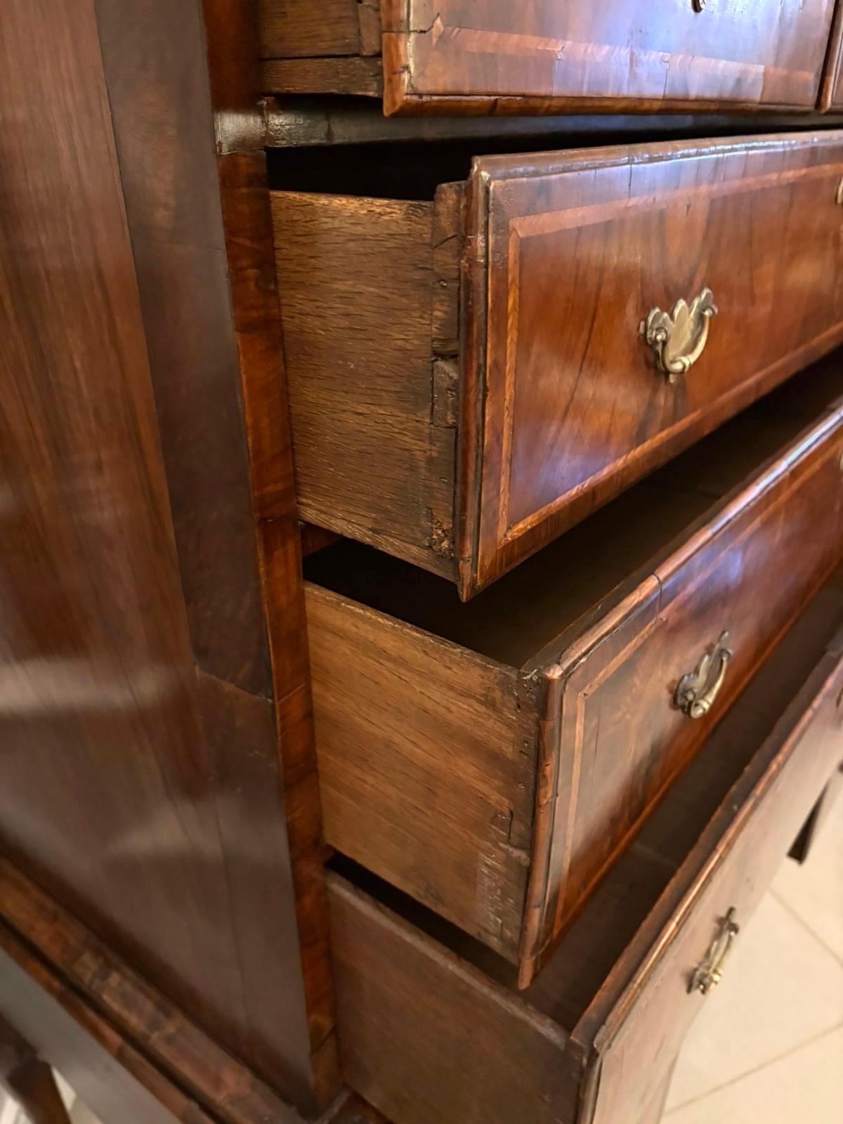 Arcón de nogal de excepcional calidad de principios del siglo XVIII de Jorge I sobre peana en venta 3