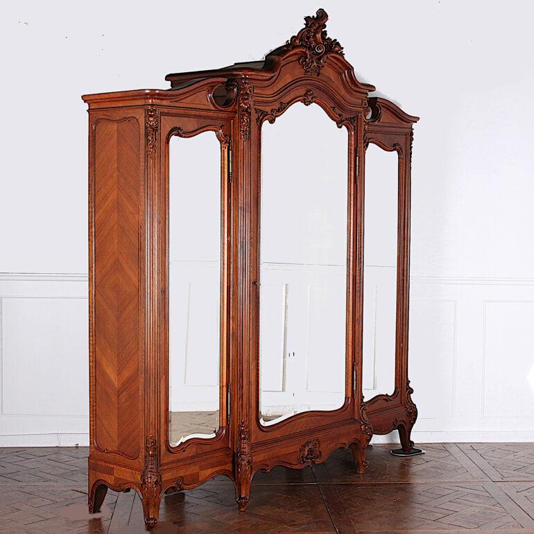 Exceptional Quality French Carved Walnut Louis XV Armoire In Good Condition In Vancouver, British Columbia