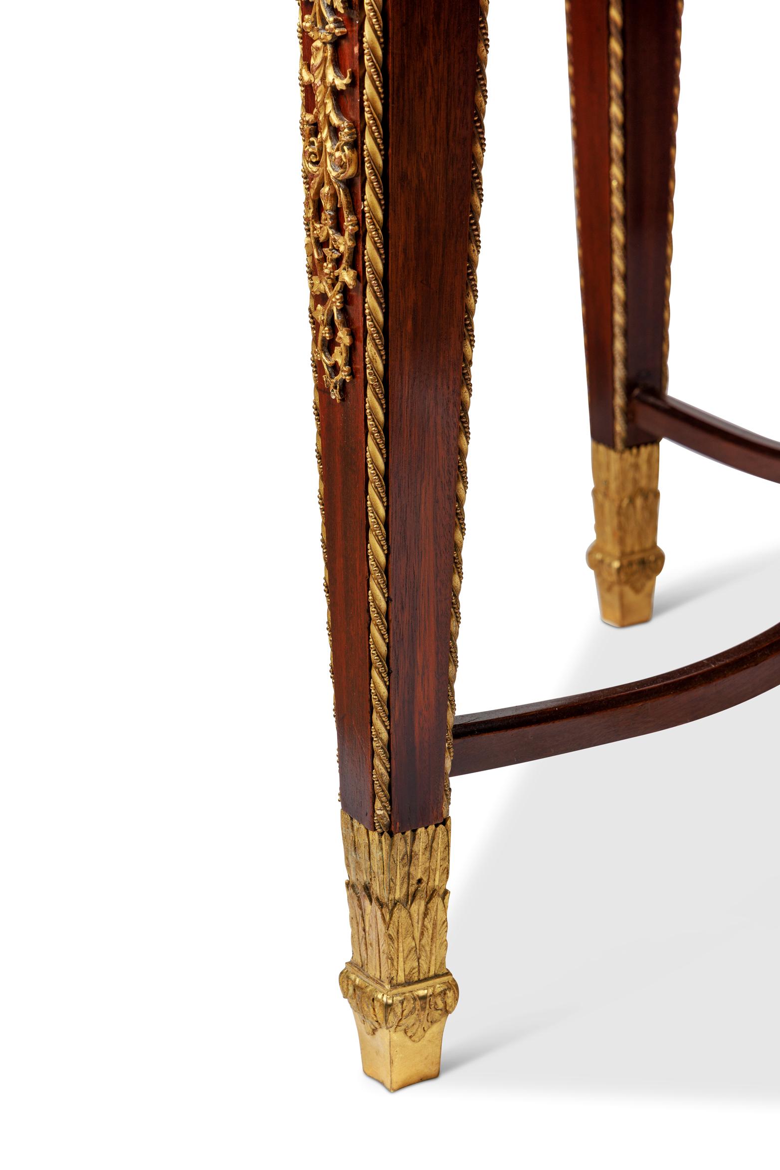 Table centrale en acajou montée en bronze doré d'une qualité exceptionnelle, attribuée à F. Linke en vente 3