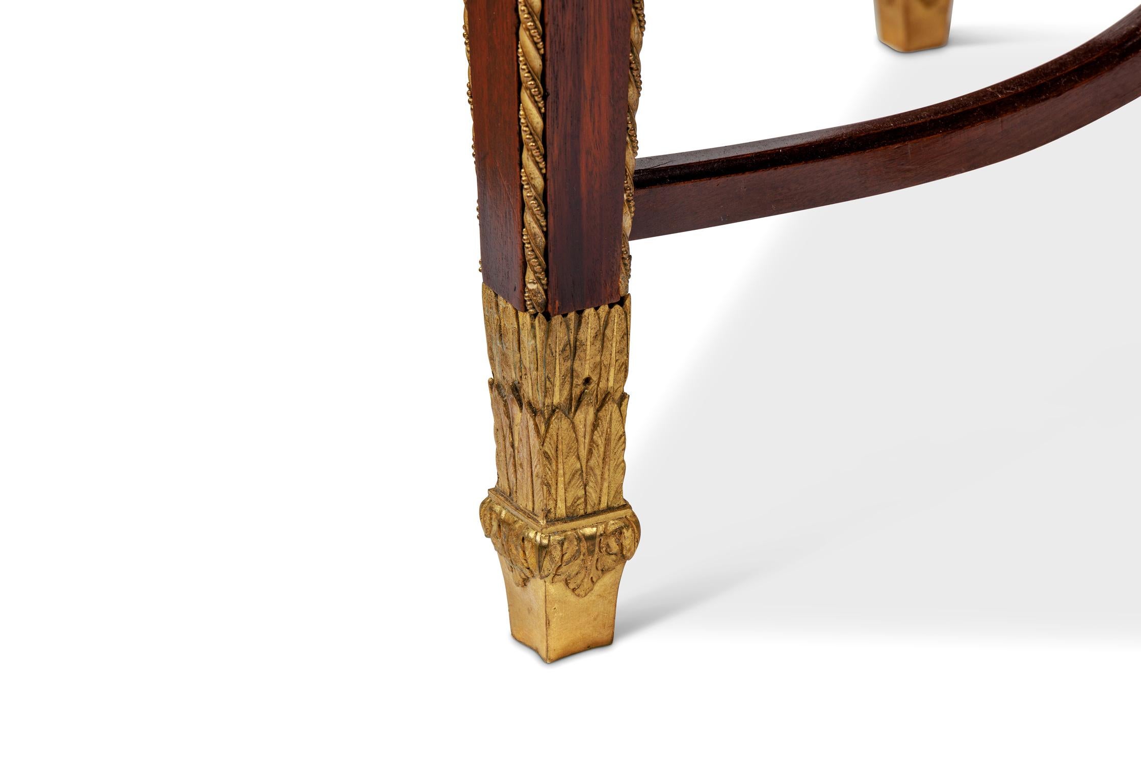 Table centrale en acajou montée en bronze doré d'une qualité exceptionnelle, attribuée à F. Linke en vente 4