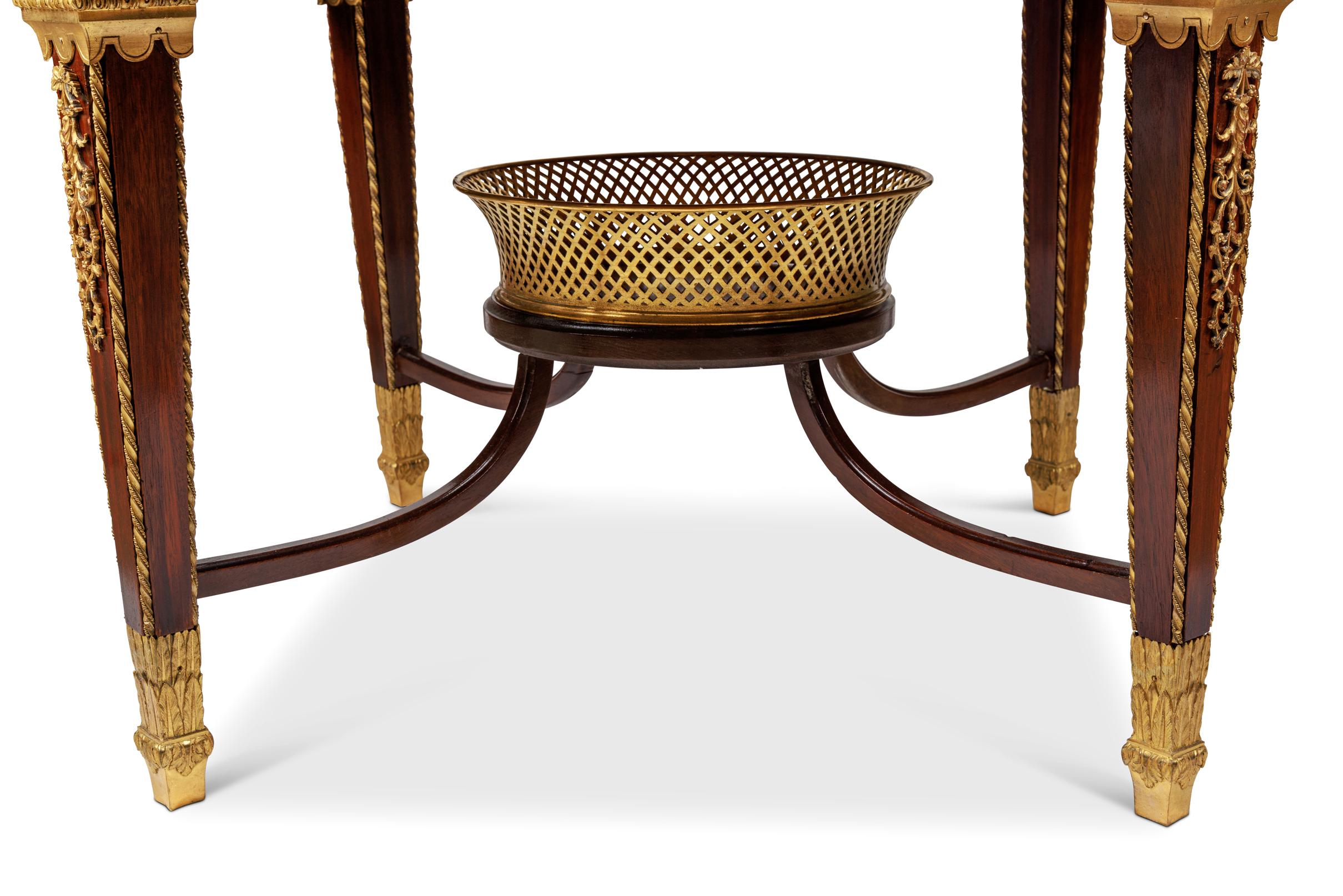 Table centrale en acajou montée en bronze doré d'une qualité exceptionnelle, attribuée à F. Linke en vente 5