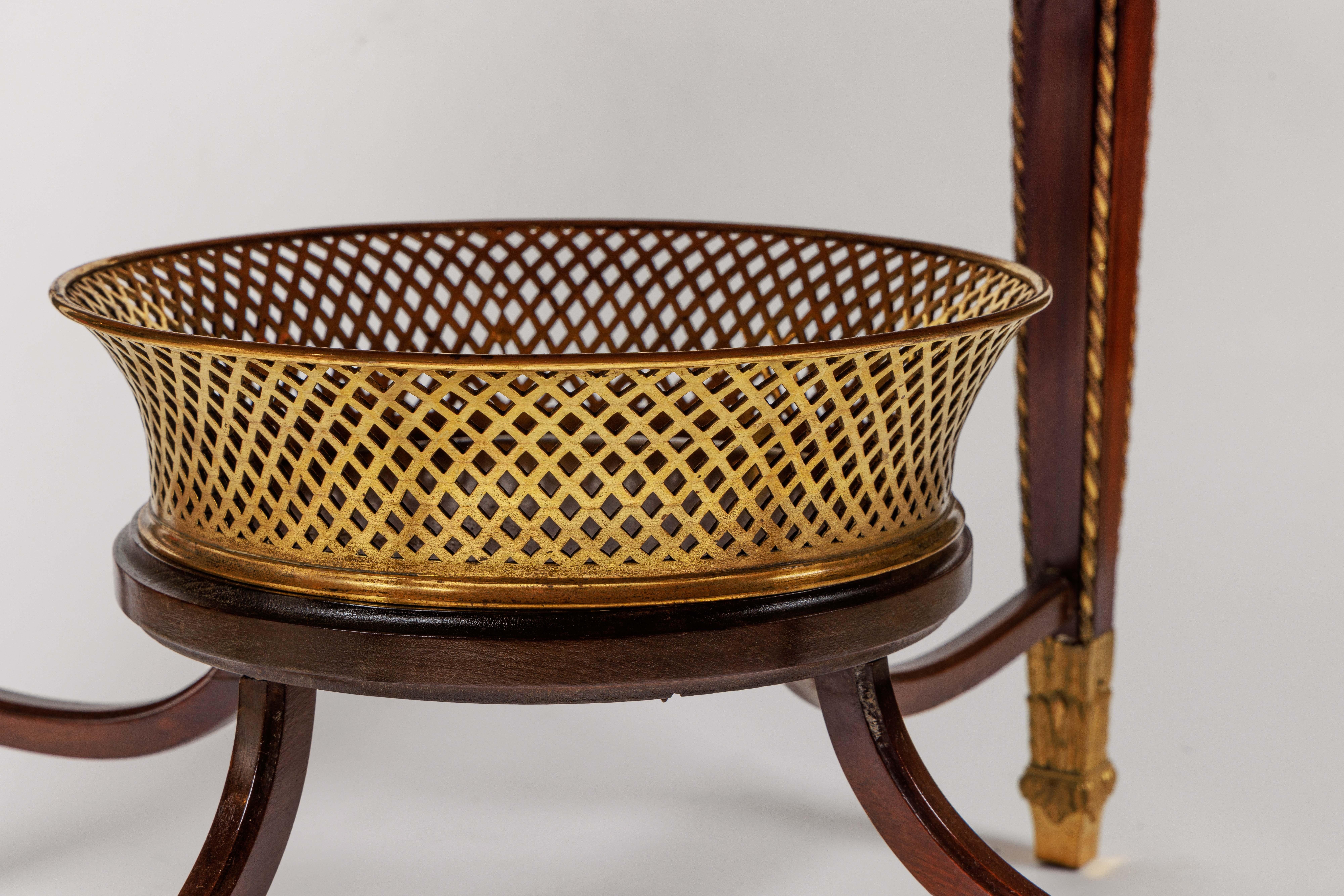 Table centrale en acajou montée en bronze doré d'une qualité exceptionnelle, attribuée à F. Linke en vente 6