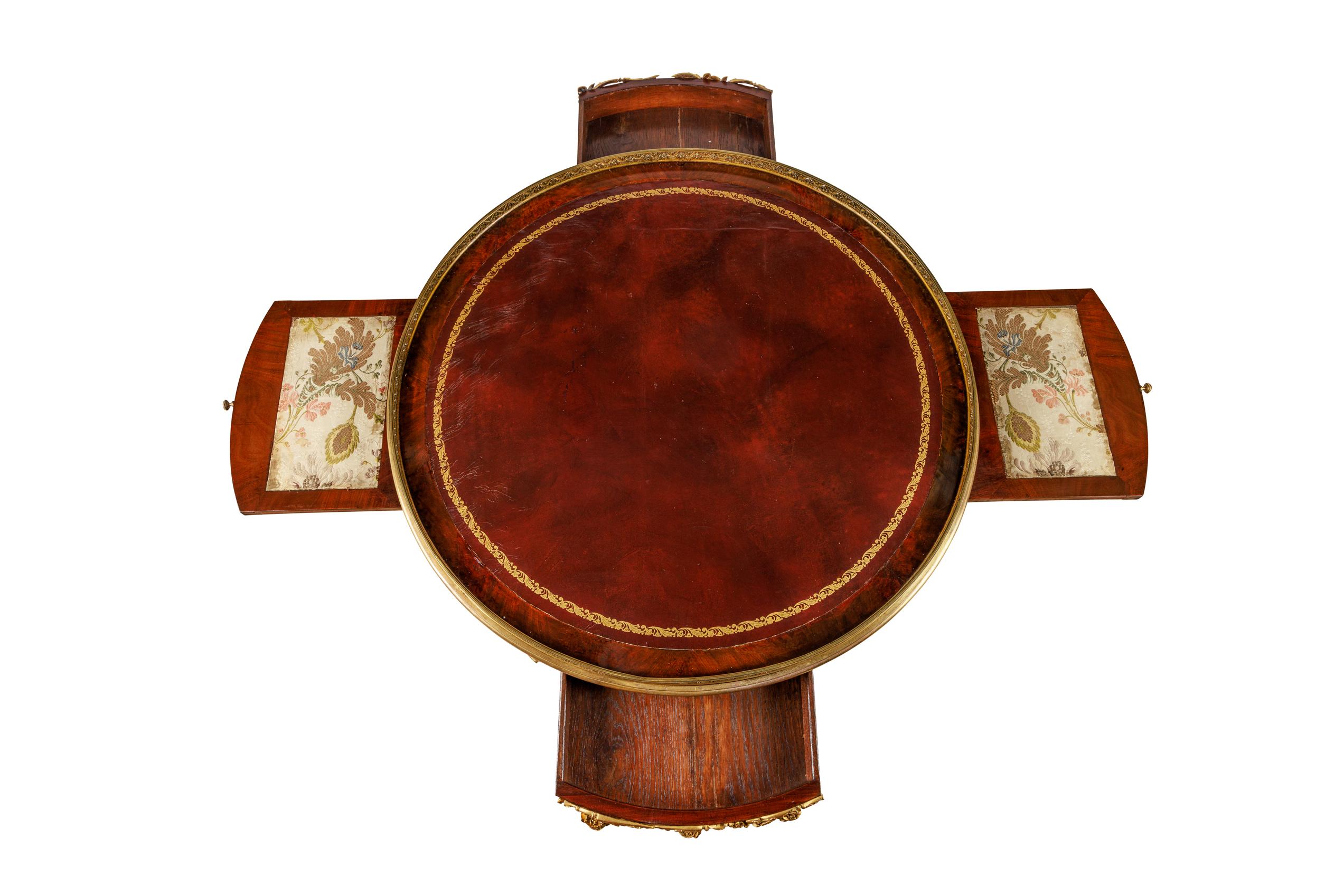 Table centrale en acajou montée en bronze doré d'une qualité exceptionnelle, attribuée à F. Linke en vente 8