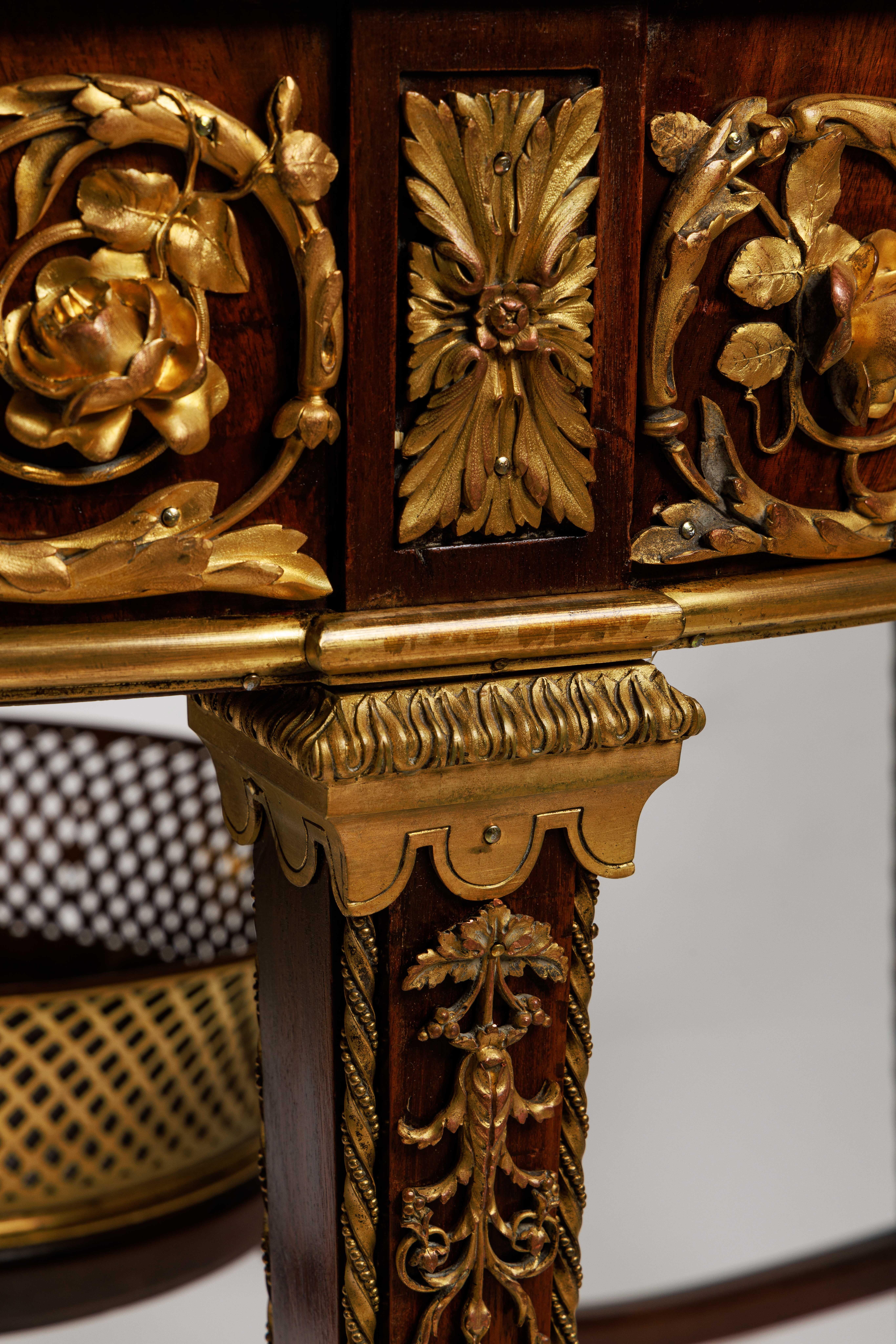 Table centrale en acajou montée en bronze doré d'une qualité exceptionnelle, attribuée à F. Linke en vente 2