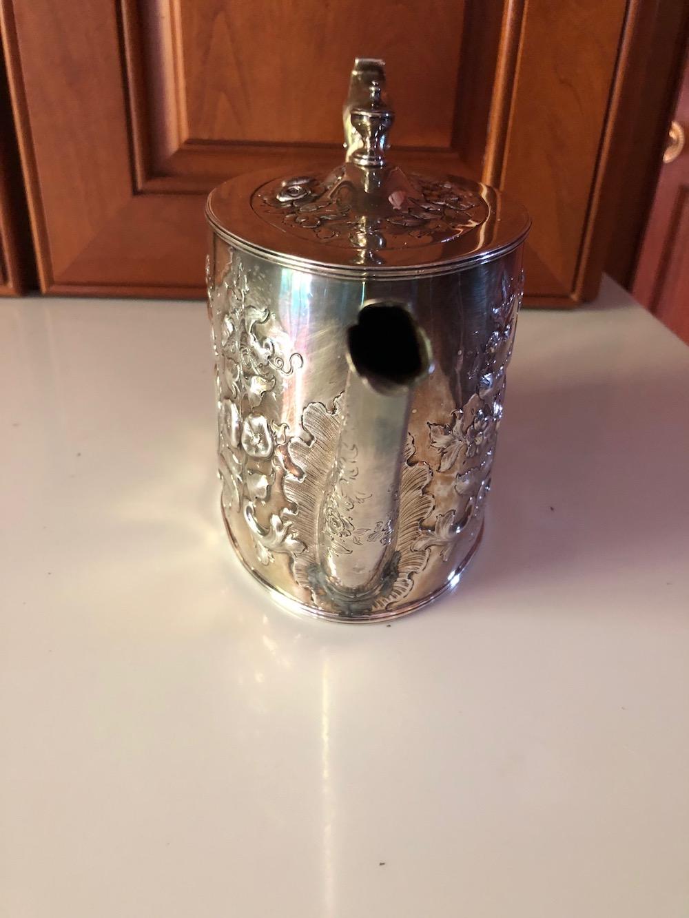 Exceptional Quality George III Sterling Silver Teapot In Excellent Condition In Washington Crossing, PA