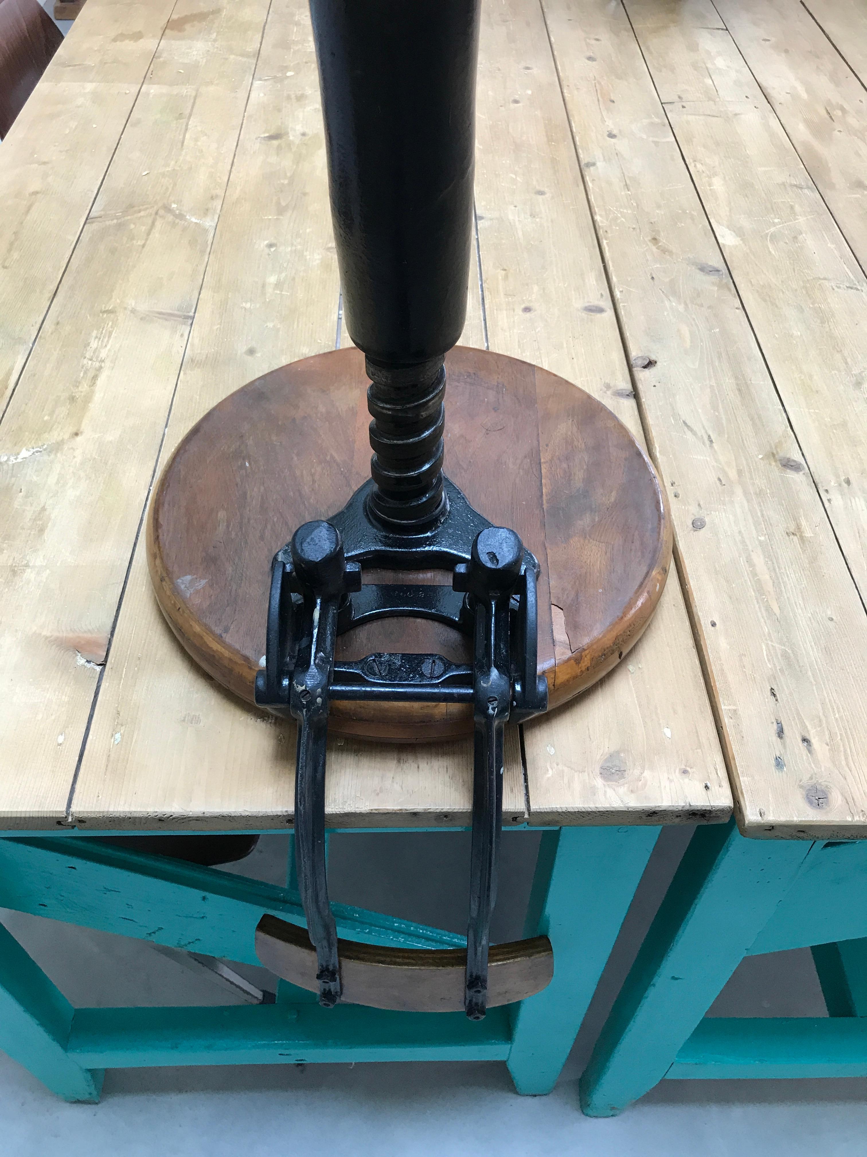 Exceptional Quality Singer Industrial Stool with Back Rest Original Condition In Good Condition In Markington, GB