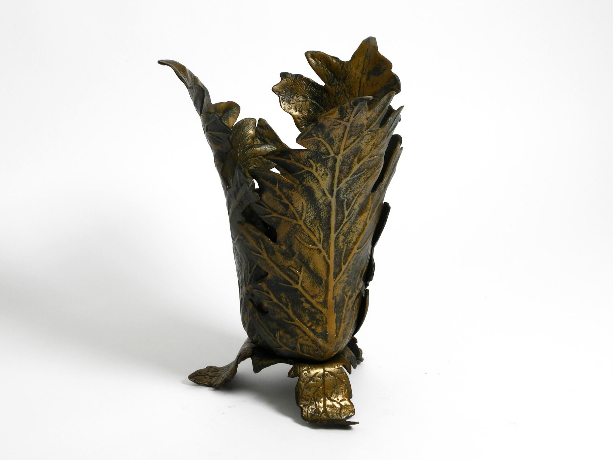 Exceptional 1960s sculptural brass umbrella stand.
Designed by the well-known Italian artist and designer Gabriella Crespi.
Great floral very elaborate design. Made in Italy.
The umbrella stand is made entirely of heavy solid brass.
Very good