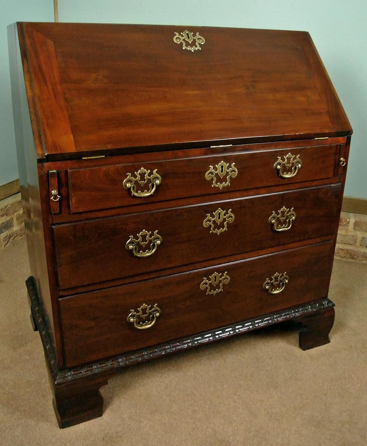 Exceptional Rare and Fine Padouk Wood Bureau in the Chippendale Manner, c. 1780 In Good Condition For Sale In Heathfield, GB
