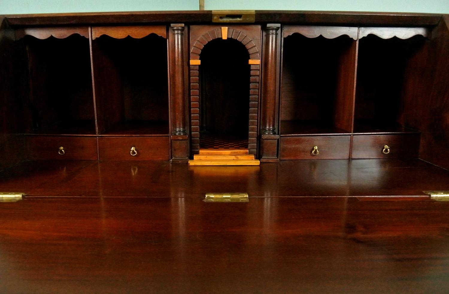 Padouk Exceptionnel bureau en bois de padouk rare et raffiné de style Chippendale, vers 1780 en vente