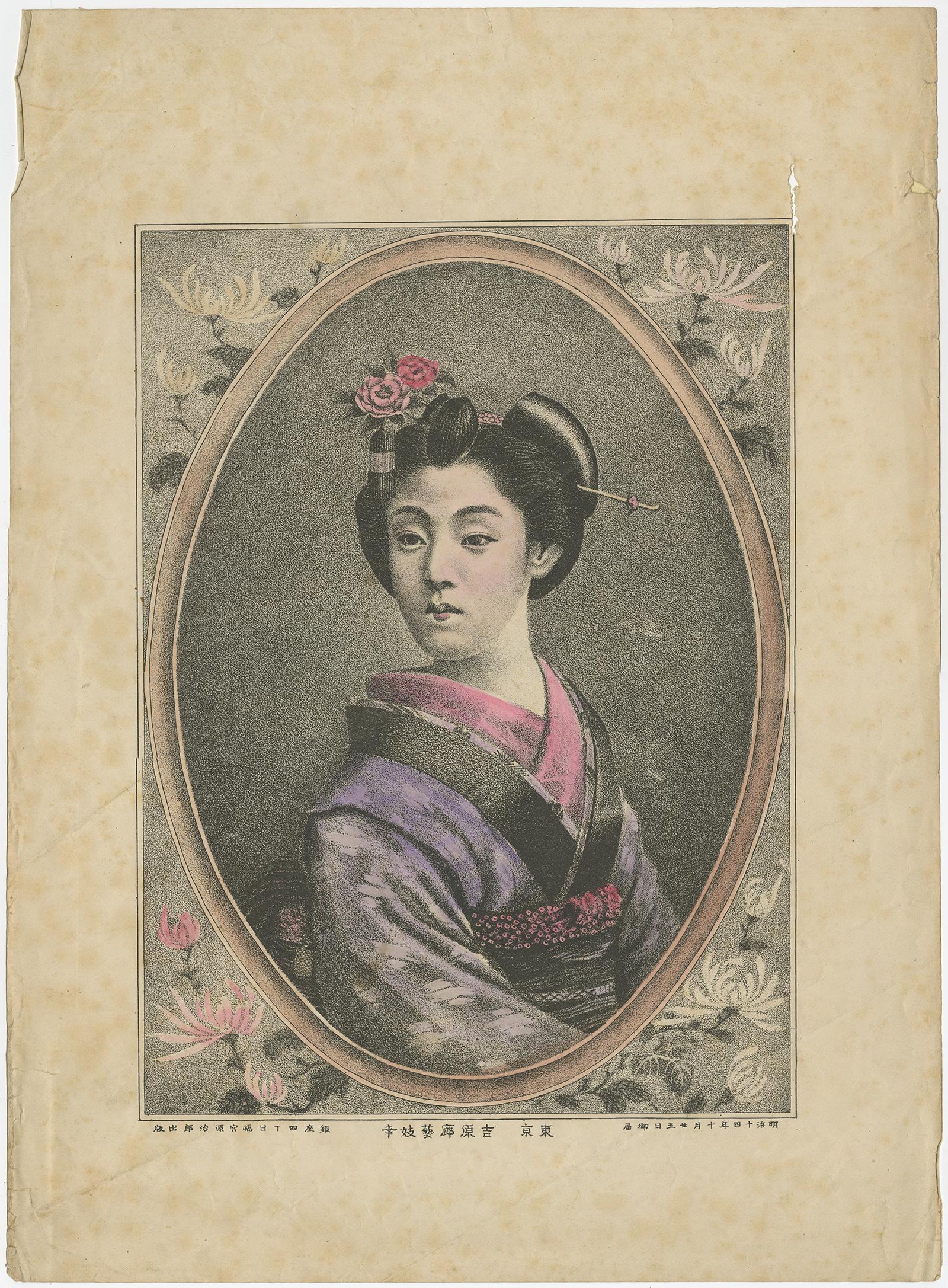 Es handelt sich um eine originale antike Lithografie einer japanischen Frau, die wahrscheinlich aus der Meiji-Zeit (1868-1912) stammt, wie der Stil des Kimonos und des Haarschmucks vermuten lässt. Der Druck zeigt ein detailliertes Porträt einer