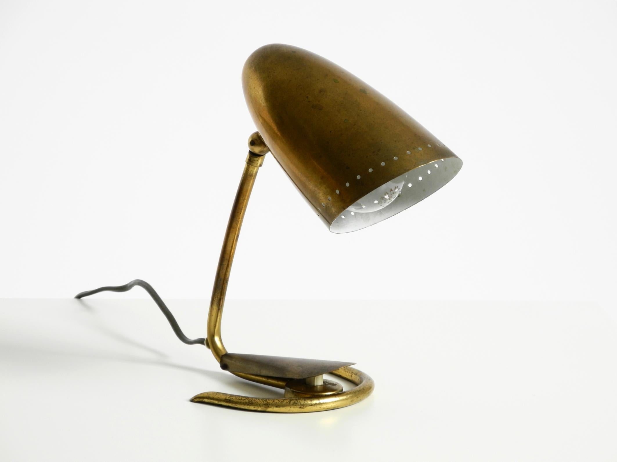 Excepcional y rara lámpara de mesa de latón Mid Century Modern Moderno de mediados de siglo en venta