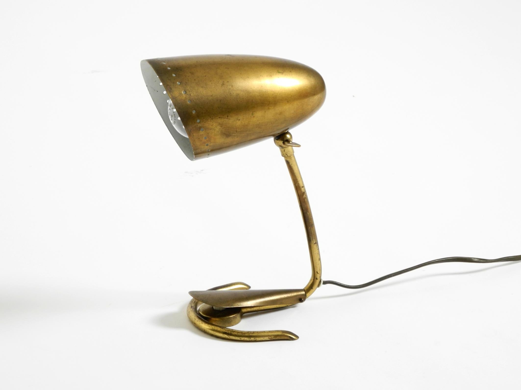 Excepcional y rara lámpara de mesa de latón Mid Century Modern en Bueno estado para la venta en München, DE