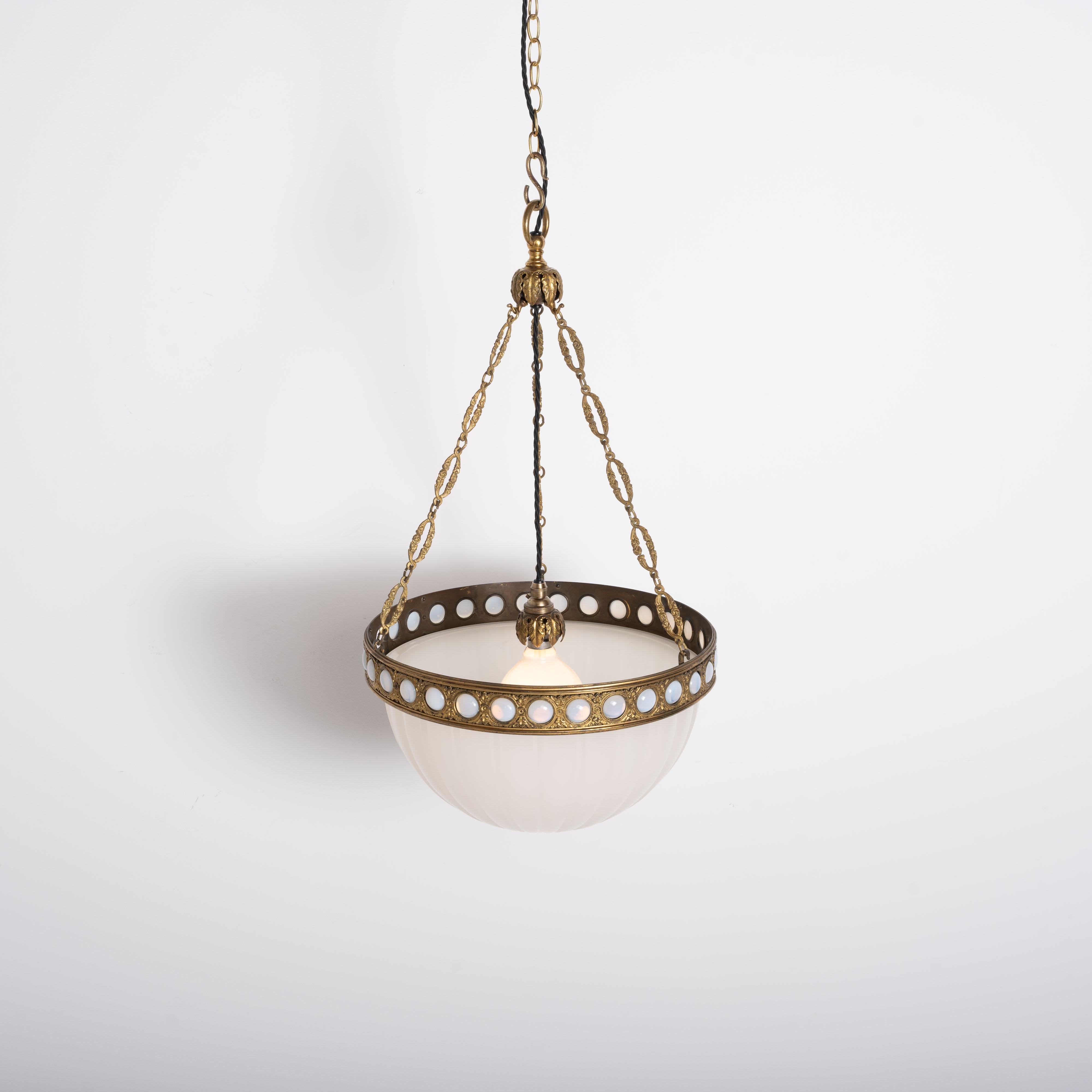 Eccezionale e raro Plafonnier di pietra di luna in uno speciale anello decorativo in ottone dorato in vendita 2