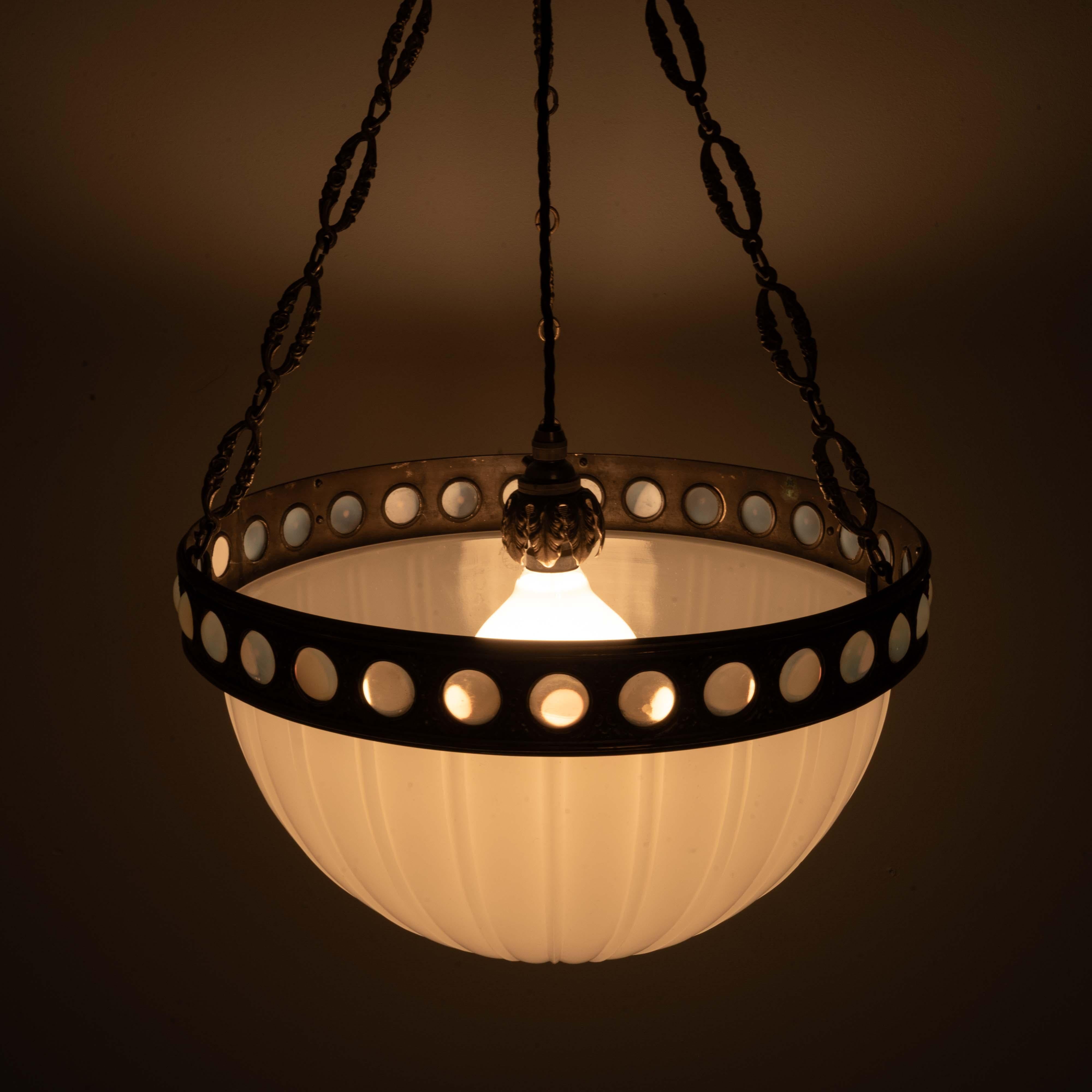 Eccezionale e raro Plafonnier di pietra di luna in uno speciale anello decorativo in ottone dorato in vendita 4