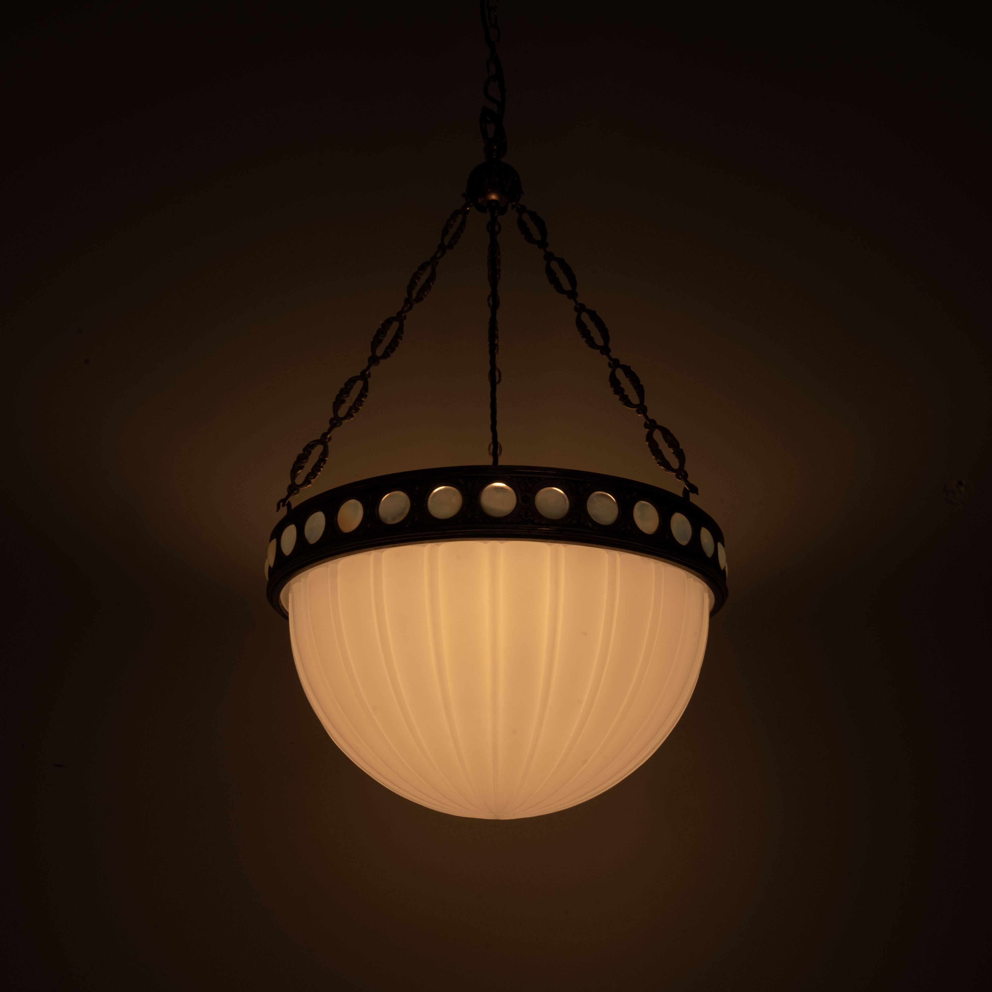 Eccezionale e raro Plafonnier di pietra di luna in uno speciale anello decorativo in ottone dorato in vendita 5