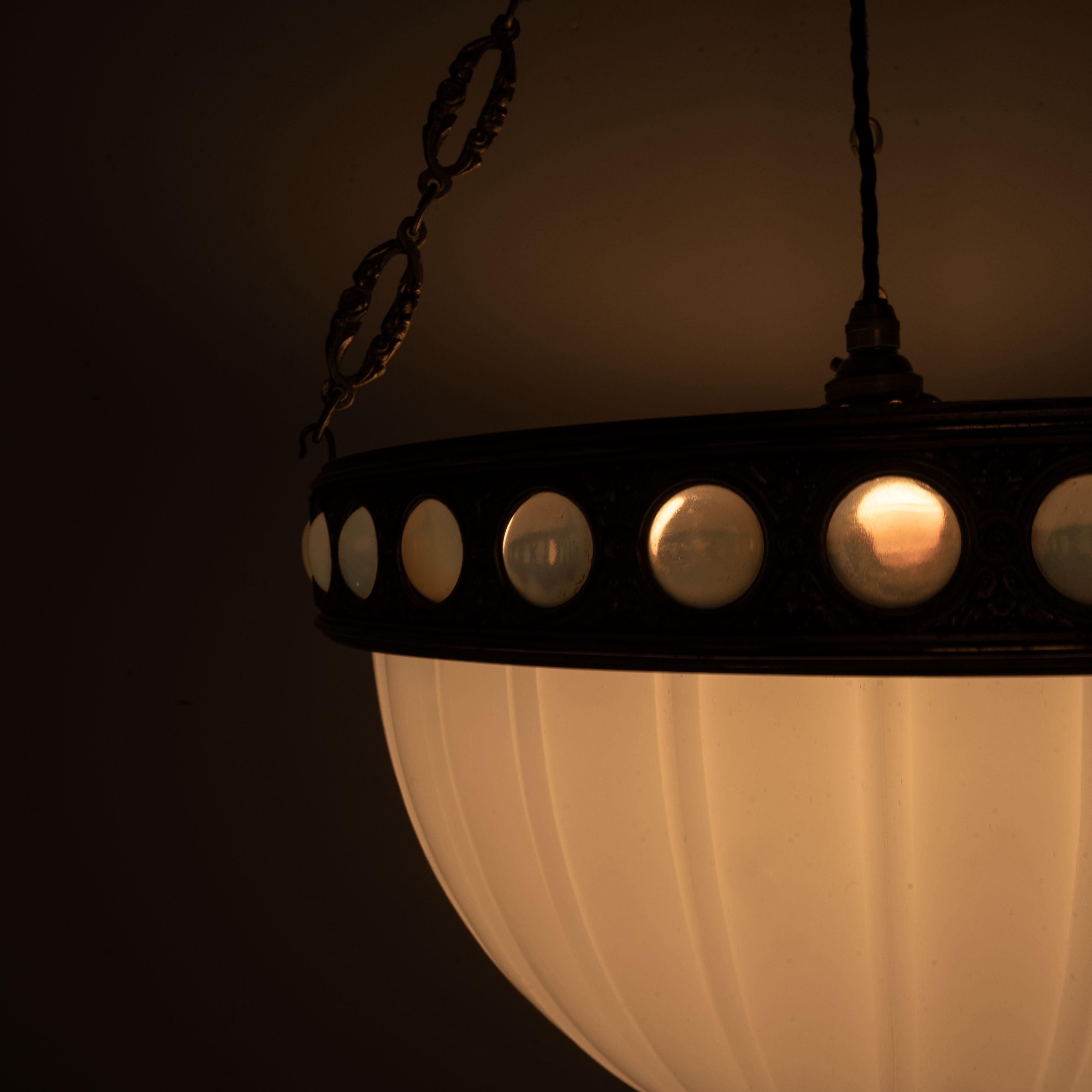 Eccezionale e raro Plafonnier di pietra di luna in uno speciale anello decorativo in ottone dorato in vendita 6