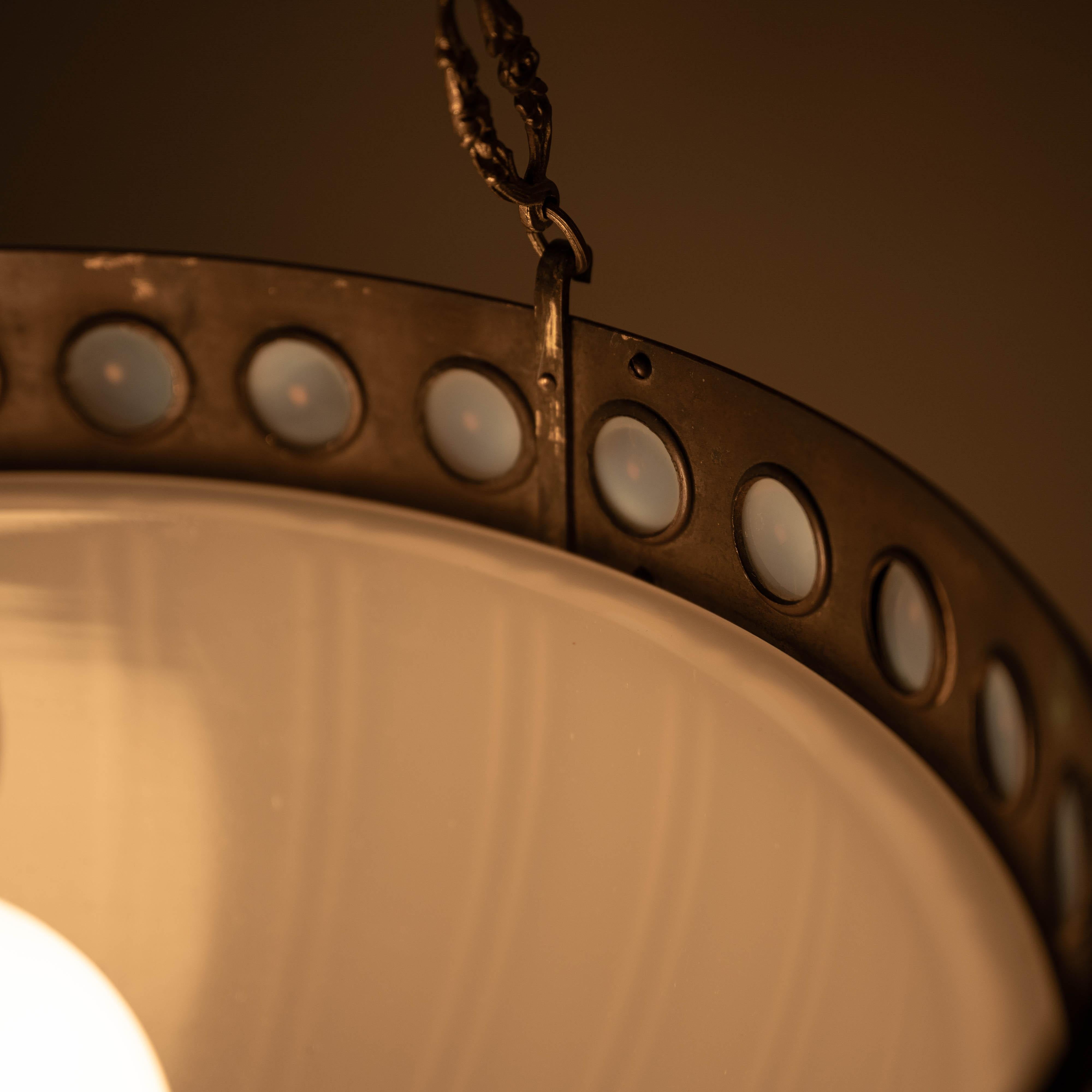 Eccezionale e raro Plafonnier di pietra di luna in uno speciale anello decorativo in ottone dorato in vendita 7