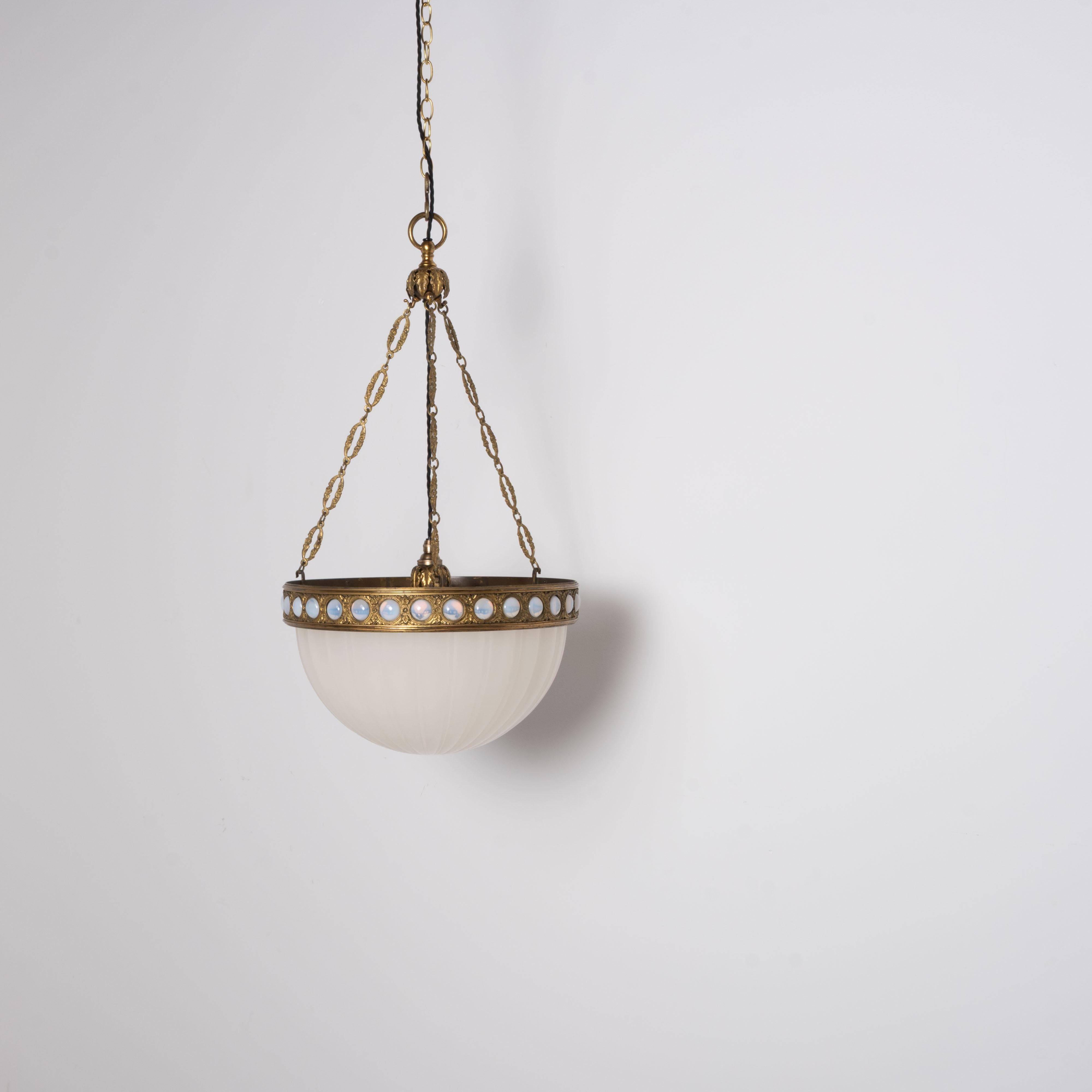 Eccezionale e raro Plafonnier di pietra di luna in uno speciale anello decorativo in ottone dorato in vendita 10