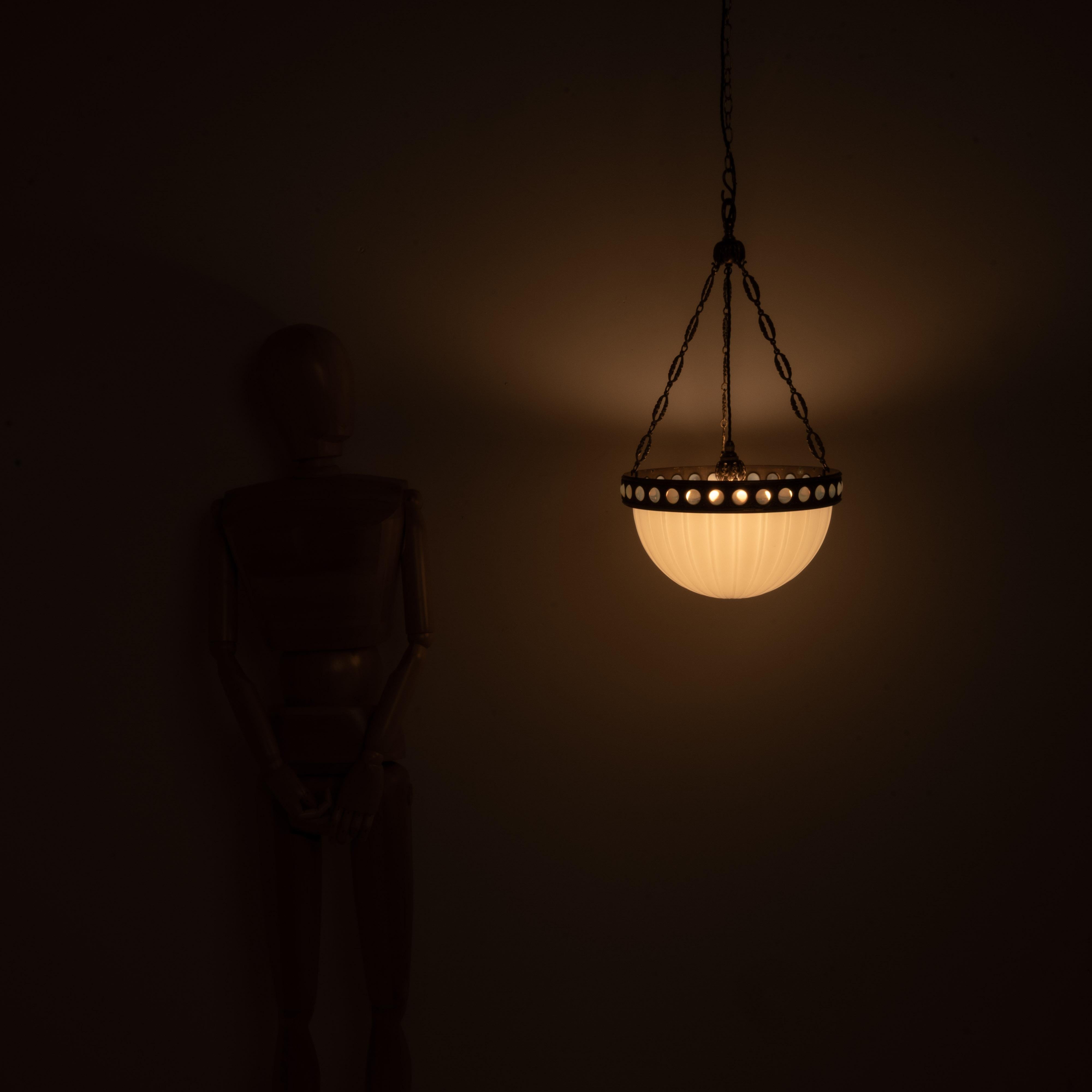 Eccezionale e raro Plafonnier di pietra di luna in uno speciale anello decorativo in ottone dorato in vendita 11