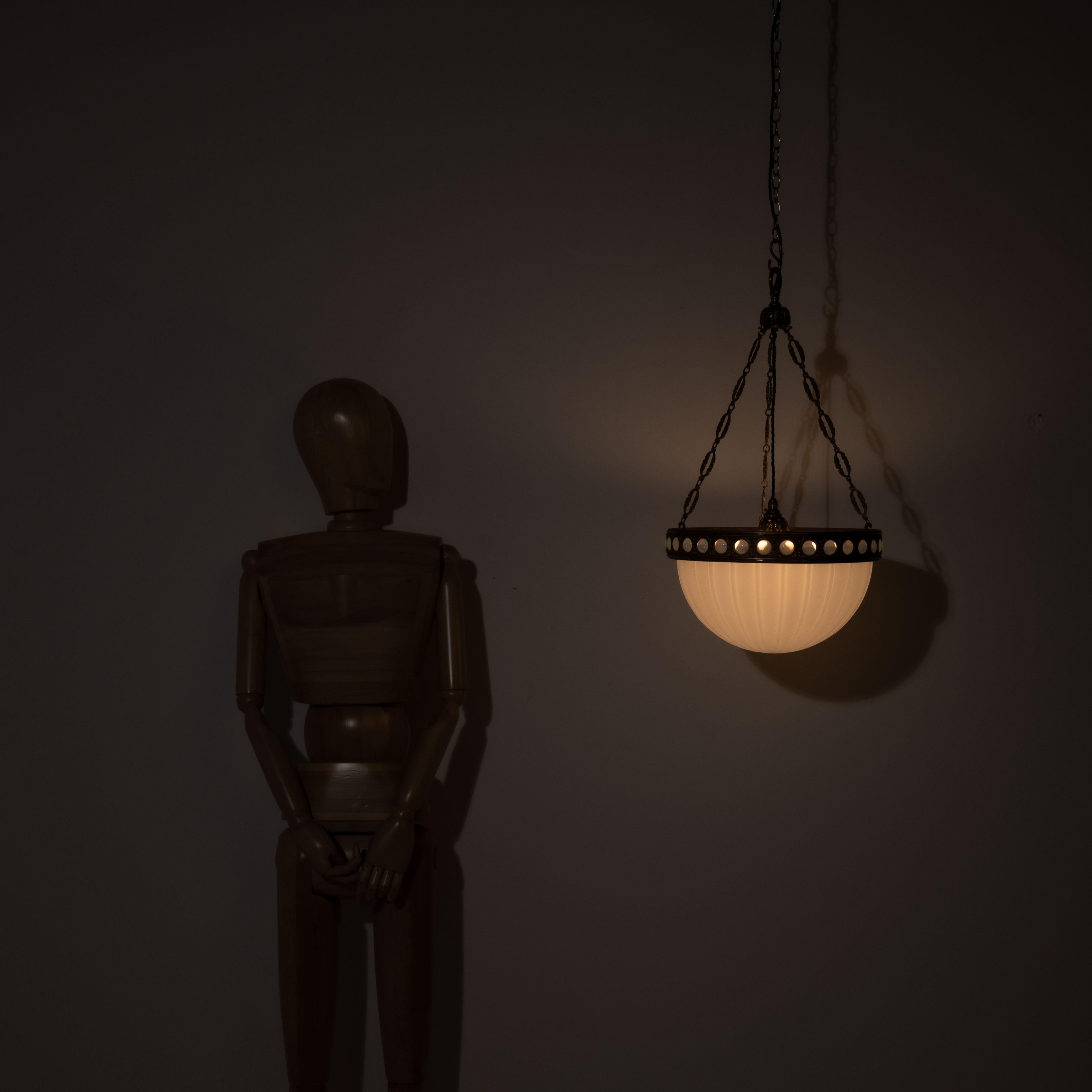 Eccezionale e raro Plafonnier di pietra di luna in uno speciale anello decorativo in ottone dorato in vendita 12