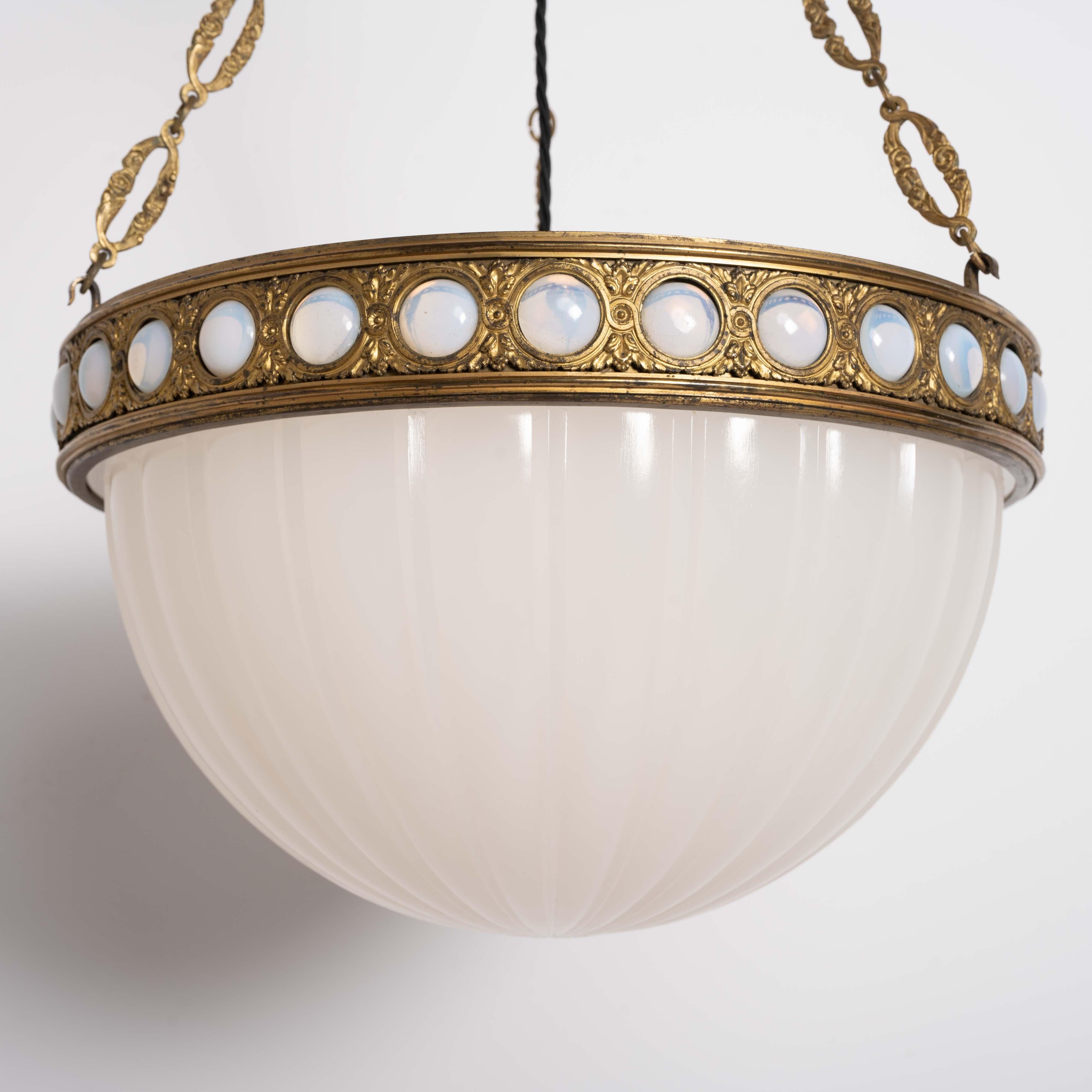 Art Nouveau Eccezionale e raro Plafonnier di pietra di luna in uno speciale anello decorativo in ottone dorato in vendita