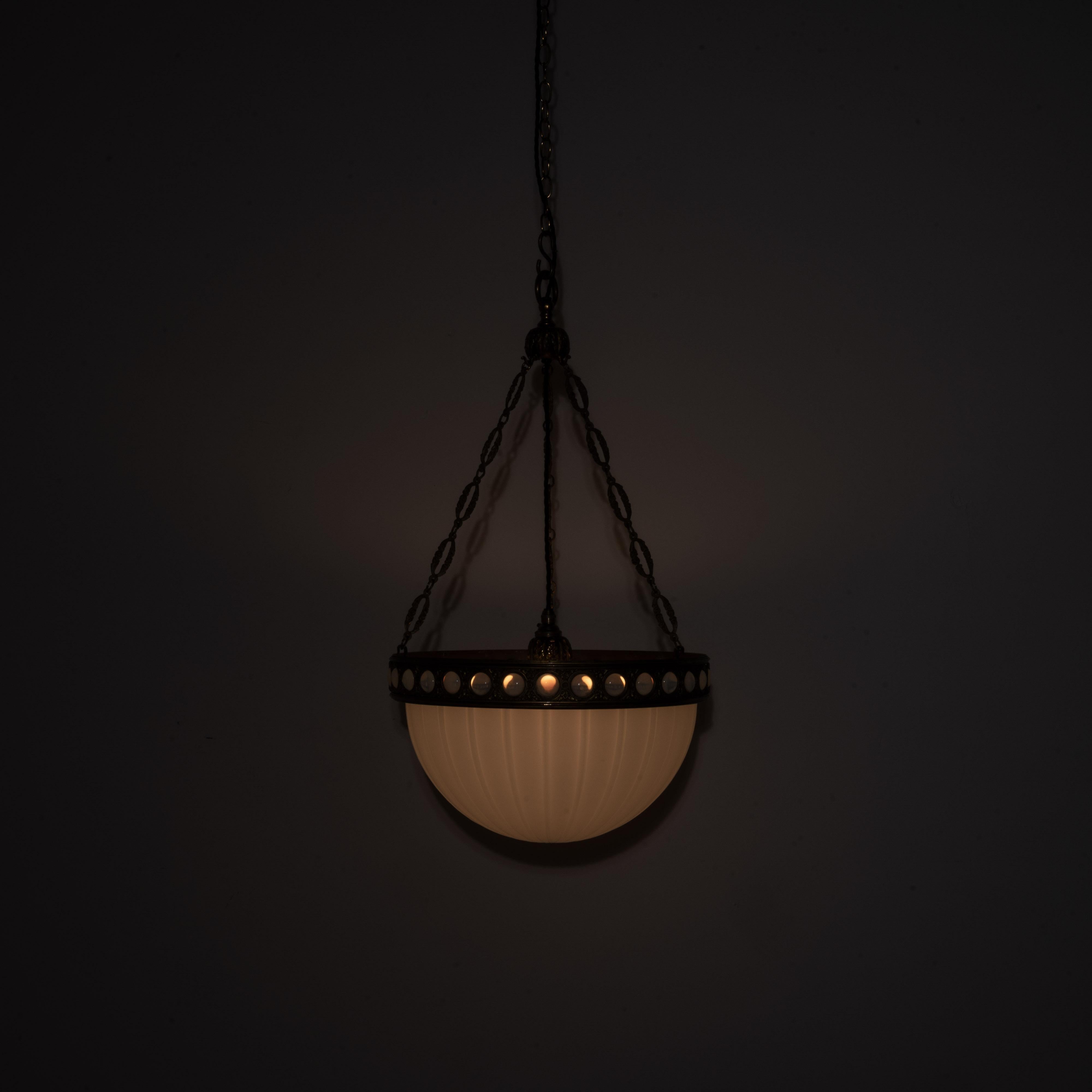 Britannico Eccezionale e raro Plafonnier di pietra di luna in uno speciale anello decorativo in ottone dorato in vendita