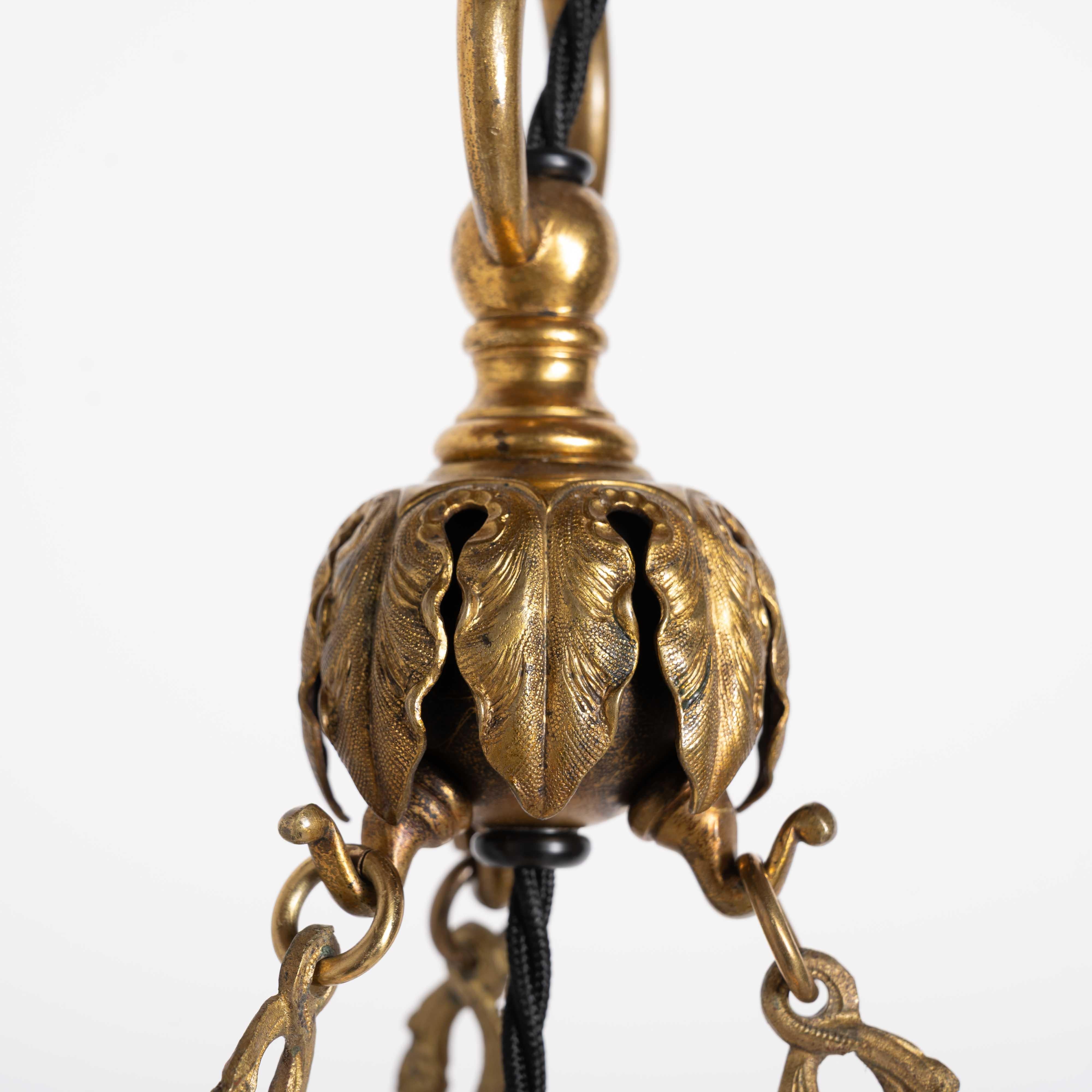 Calco Eccezionale e raro Plafonnier di pietra di luna in uno speciale anello decorativo in ottone dorato in vendita