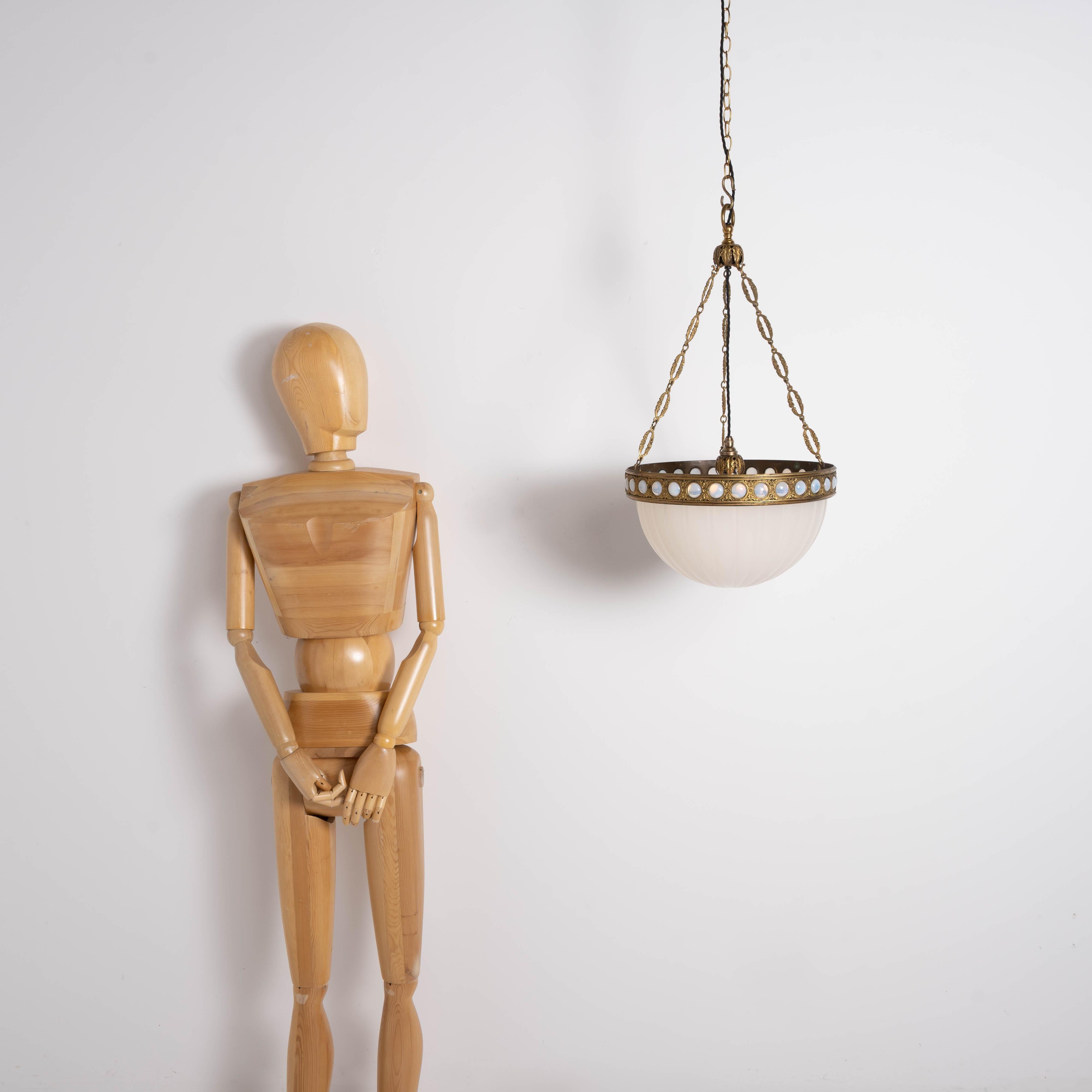 Eccezionale e raro Plafonnier di pietra di luna in uno speciale anello decorativo in ottone dorato In condizioni buone in vendita a Nottingham, GB