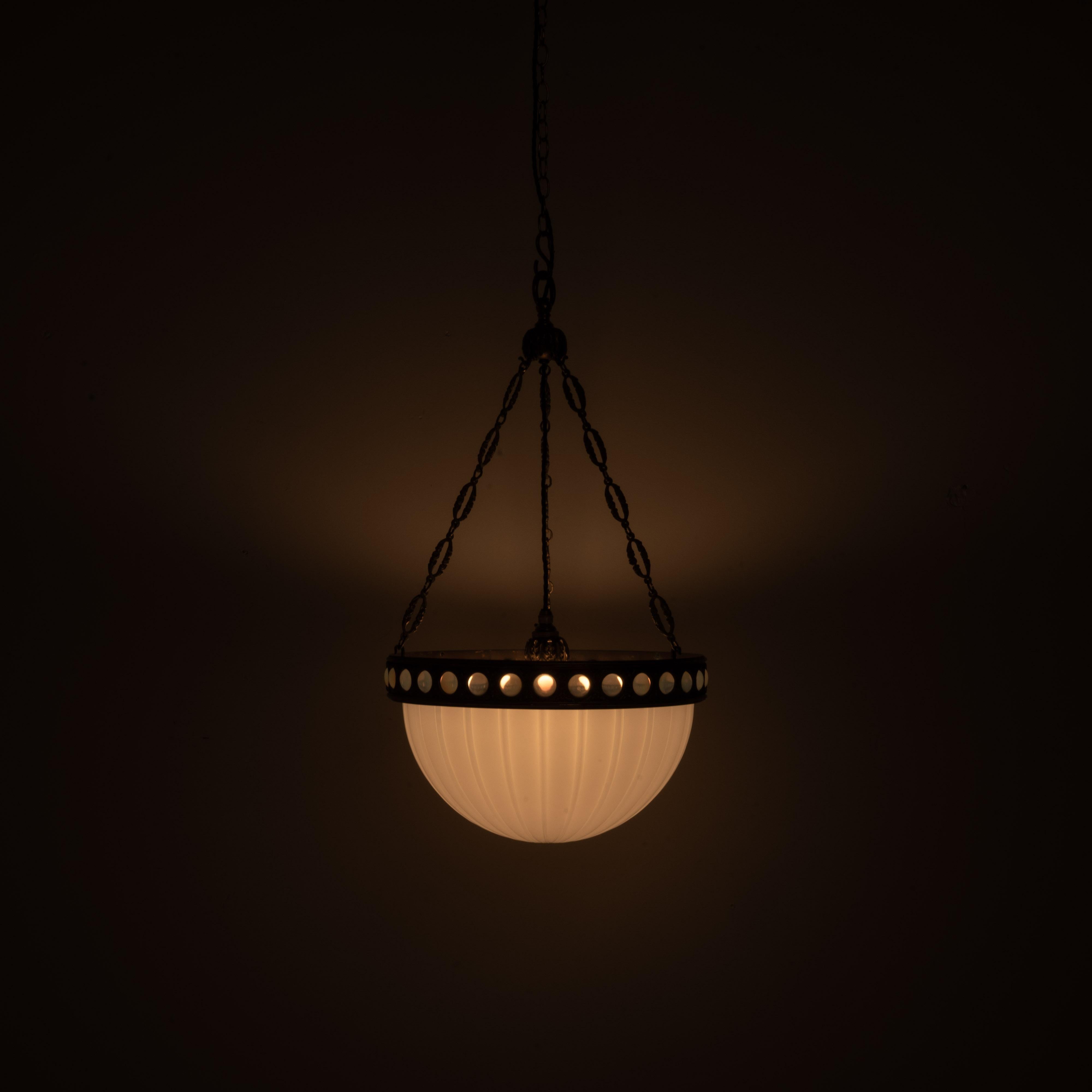 Inizio XX secolo Eccezionale e raro Plafonnier di pietra di luna in uno speciale anello decorativo in ottone dorato in vendita