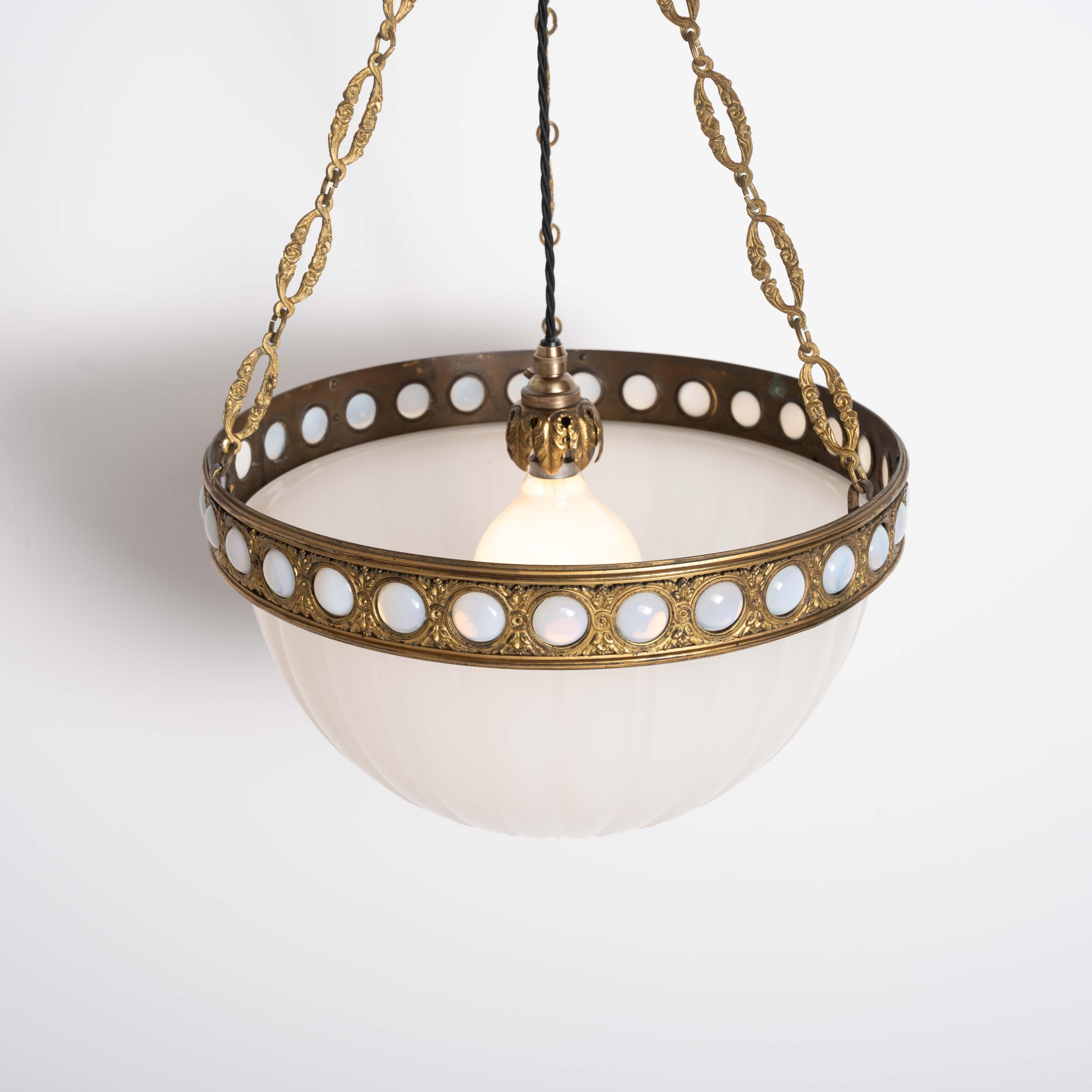 Vetro lattimo Eccezionale e raro Plafonnier di pietra di luna in uno speciale anello decorativo in ottone dorato in vendita